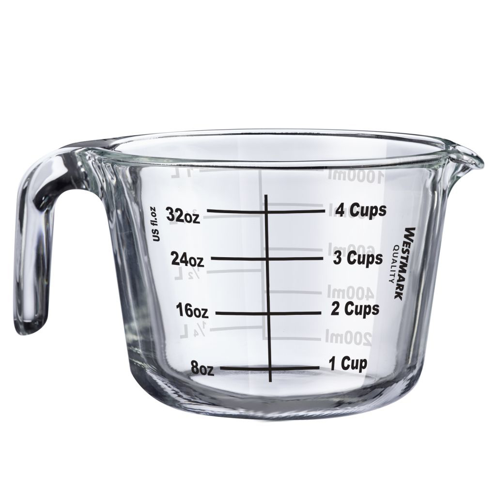 Ein durchsichtiger Glas-Messbecher mit Markierungen für Unzen und Tassen, auf weißem Hintergrund.