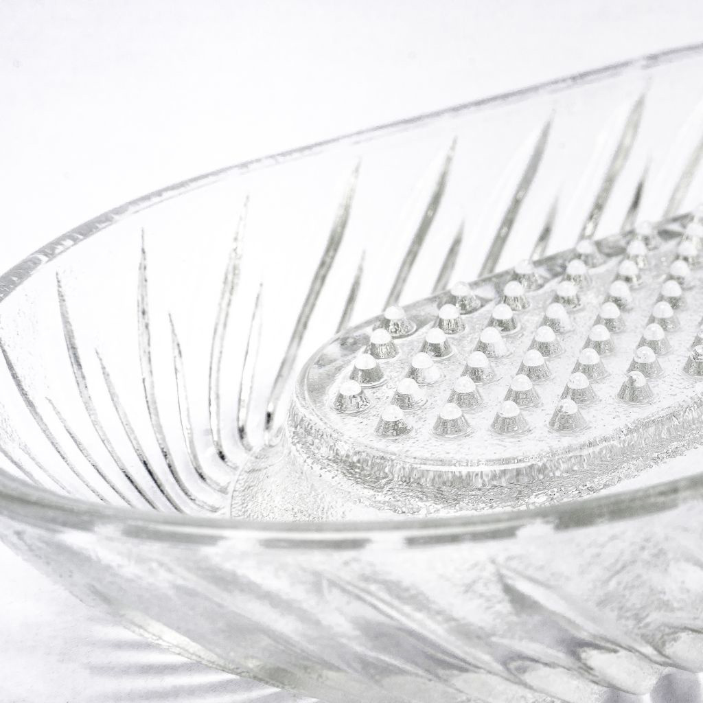 Nahaufnahme einer Glasreibe. Die Reibe hat ein einzigartiges Design.