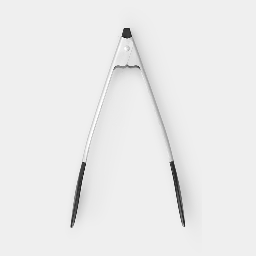 Pinze argentate con punte in silicone nero, su sfondo bianco.