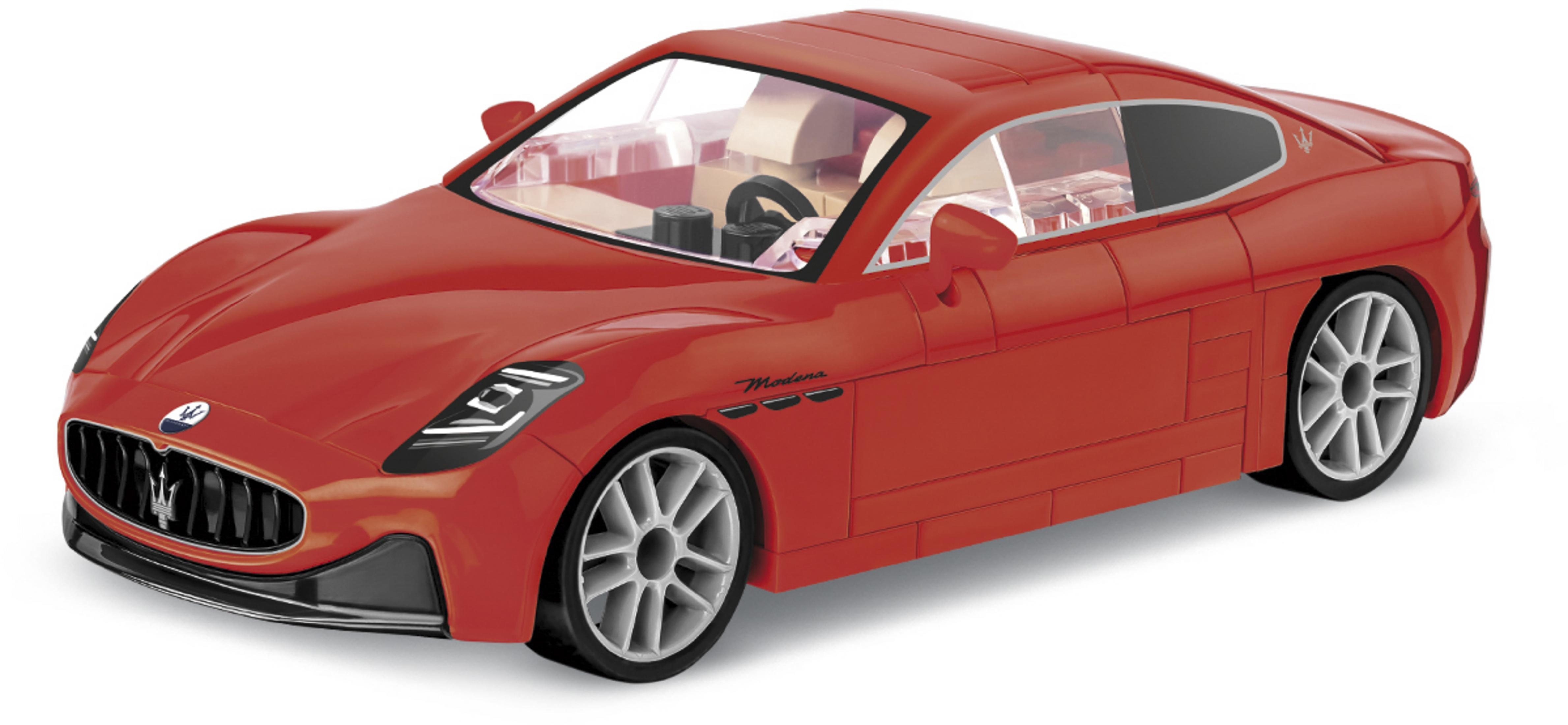 Czerwony samochodzik. To Maserati z czarnymi detalami z przodu i białymi oponami.