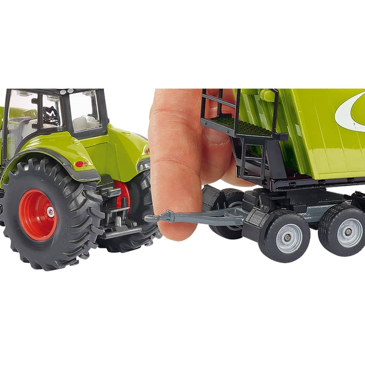 Eine Hand verbindet einen grünen Traktor mit einem grünen Anhänger. Der Anhänger hat schwarze Räder.