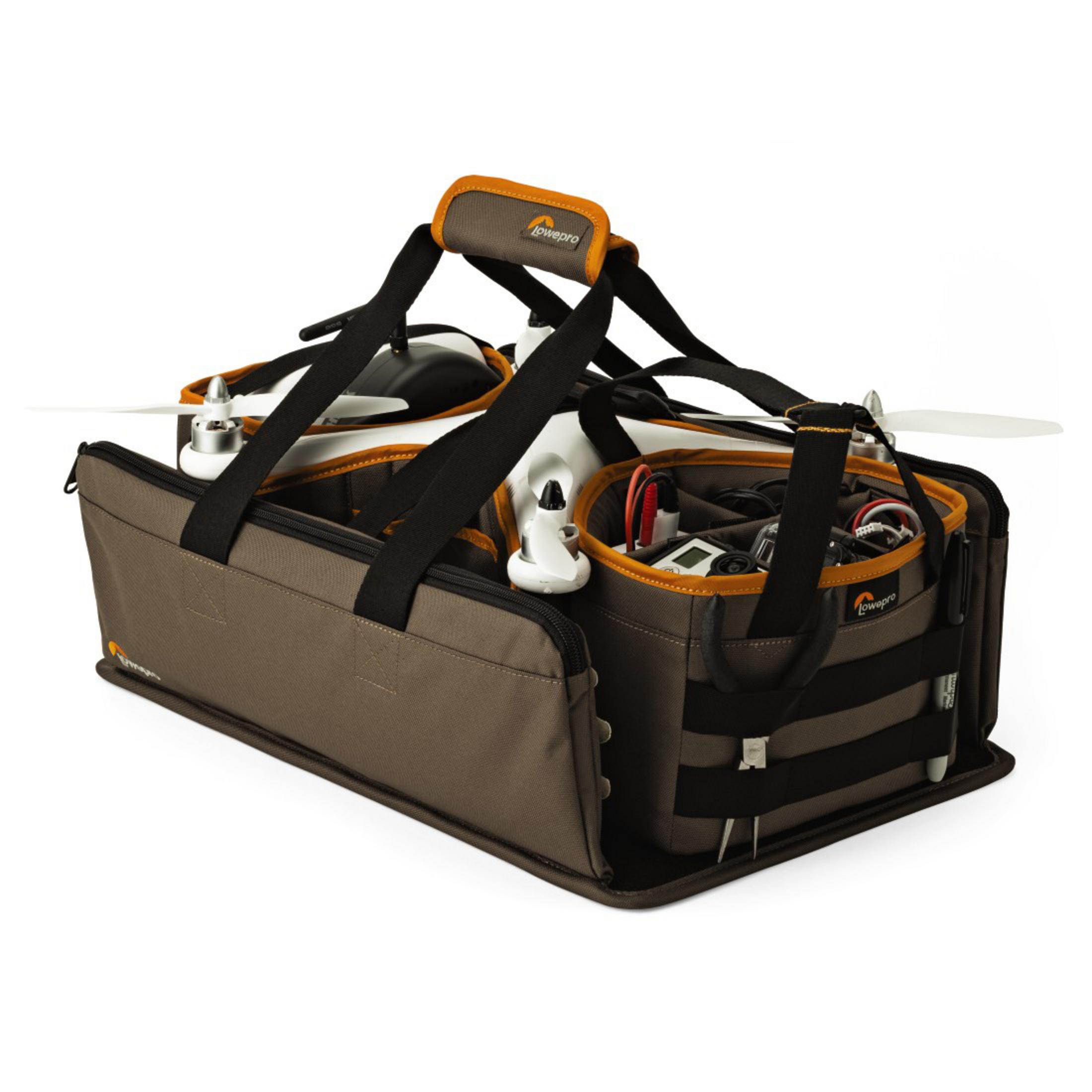 Brązowa torba Lowepro wypełniona sprzętem do drona, z białym tłem.