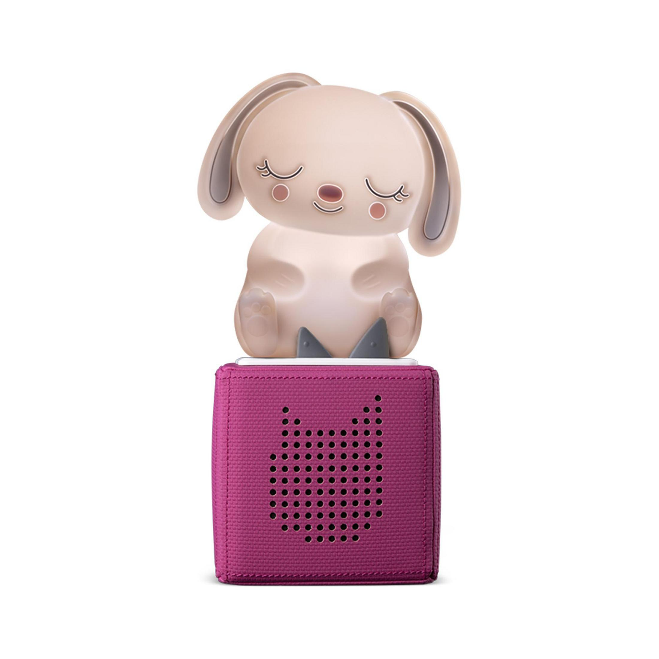 Nachtlicht-Hase auf einem pinkfarbenen Würfel-Lautsprecher. Hase hat geschlossene Augen, Würfel hat Perforationen.