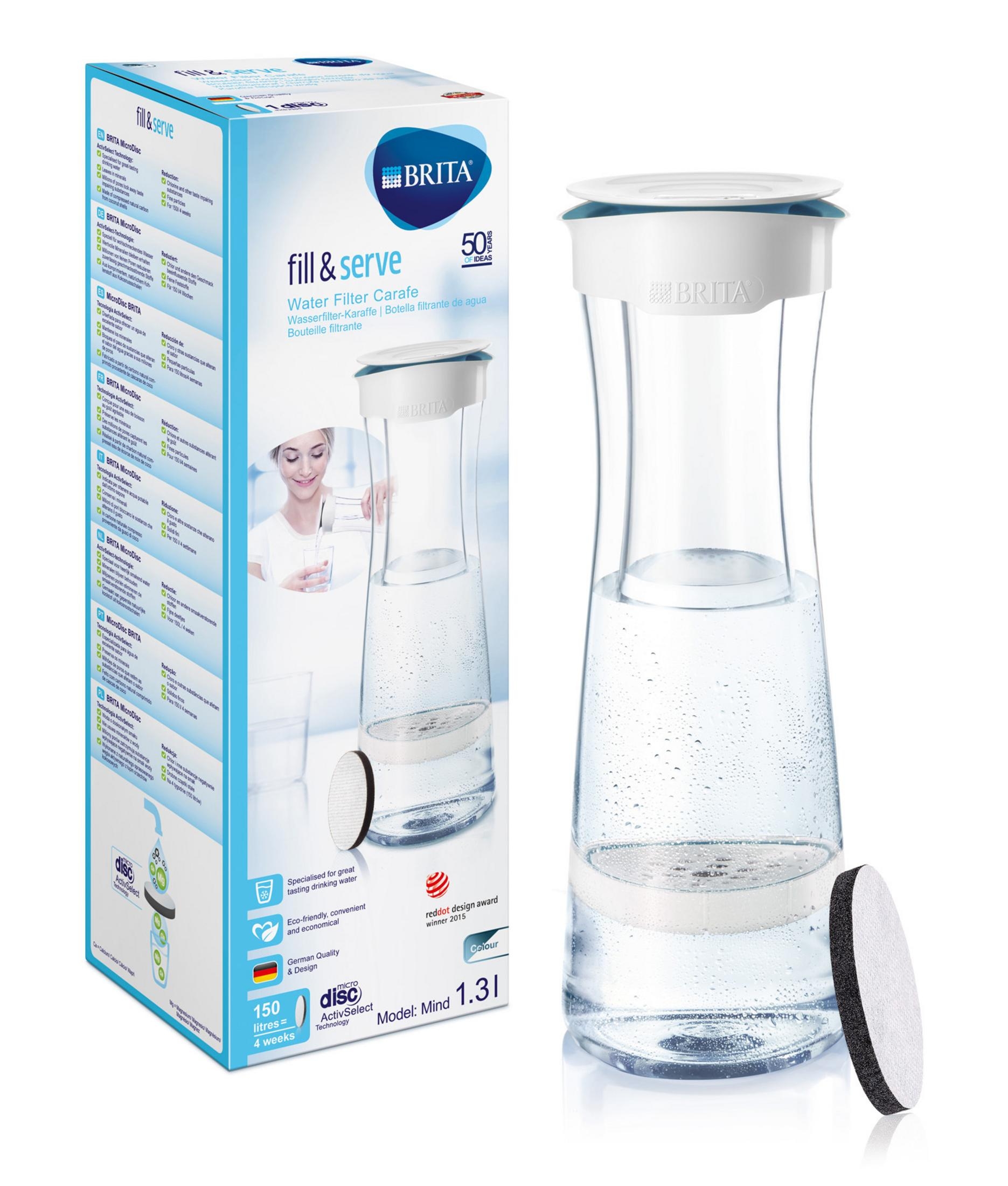 Eine Brita Wasserfilterkaraffe, mit einer Box und einem abgenommenen Filter.