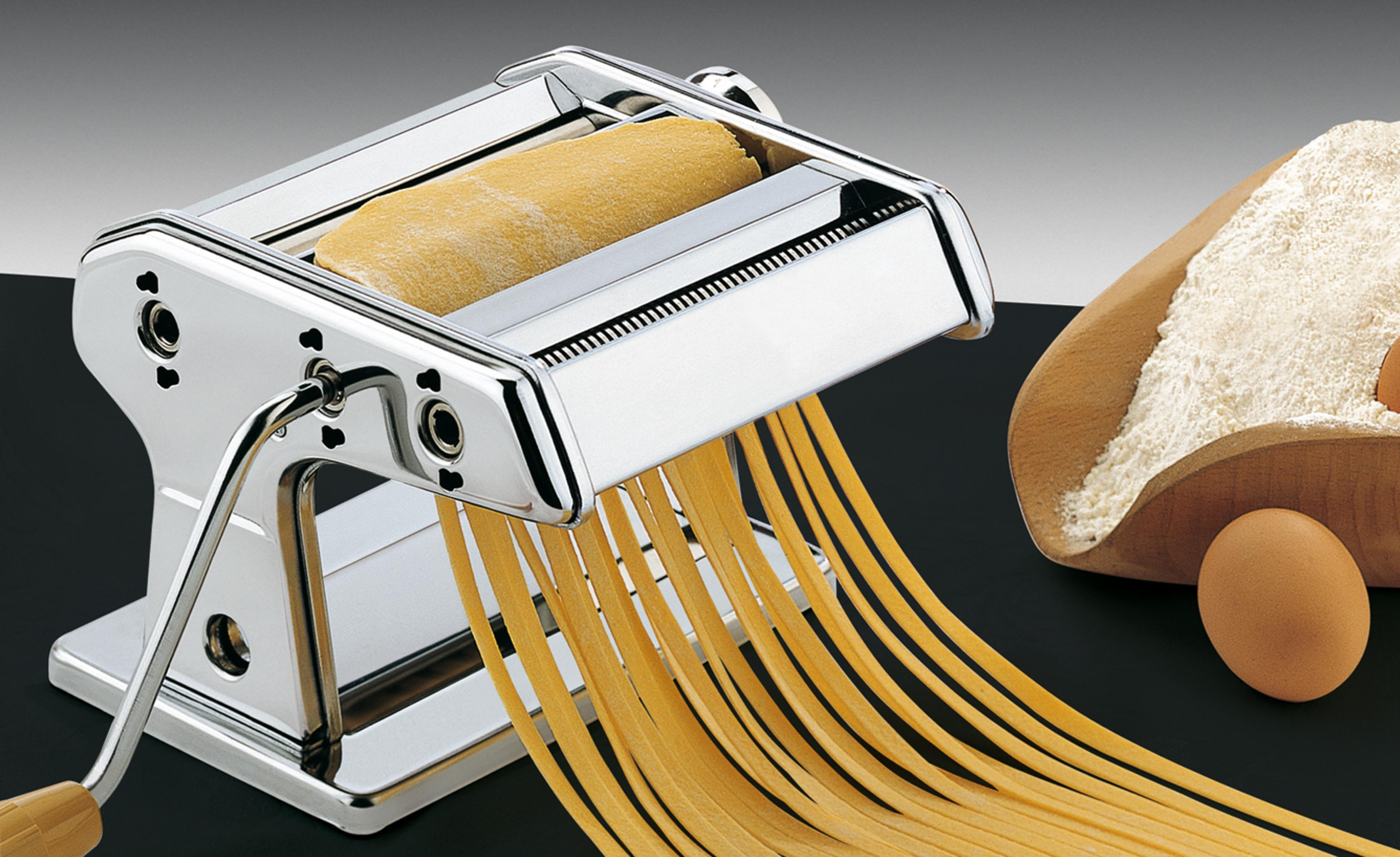 Machine à pâtes avec pâte et ingrédients.