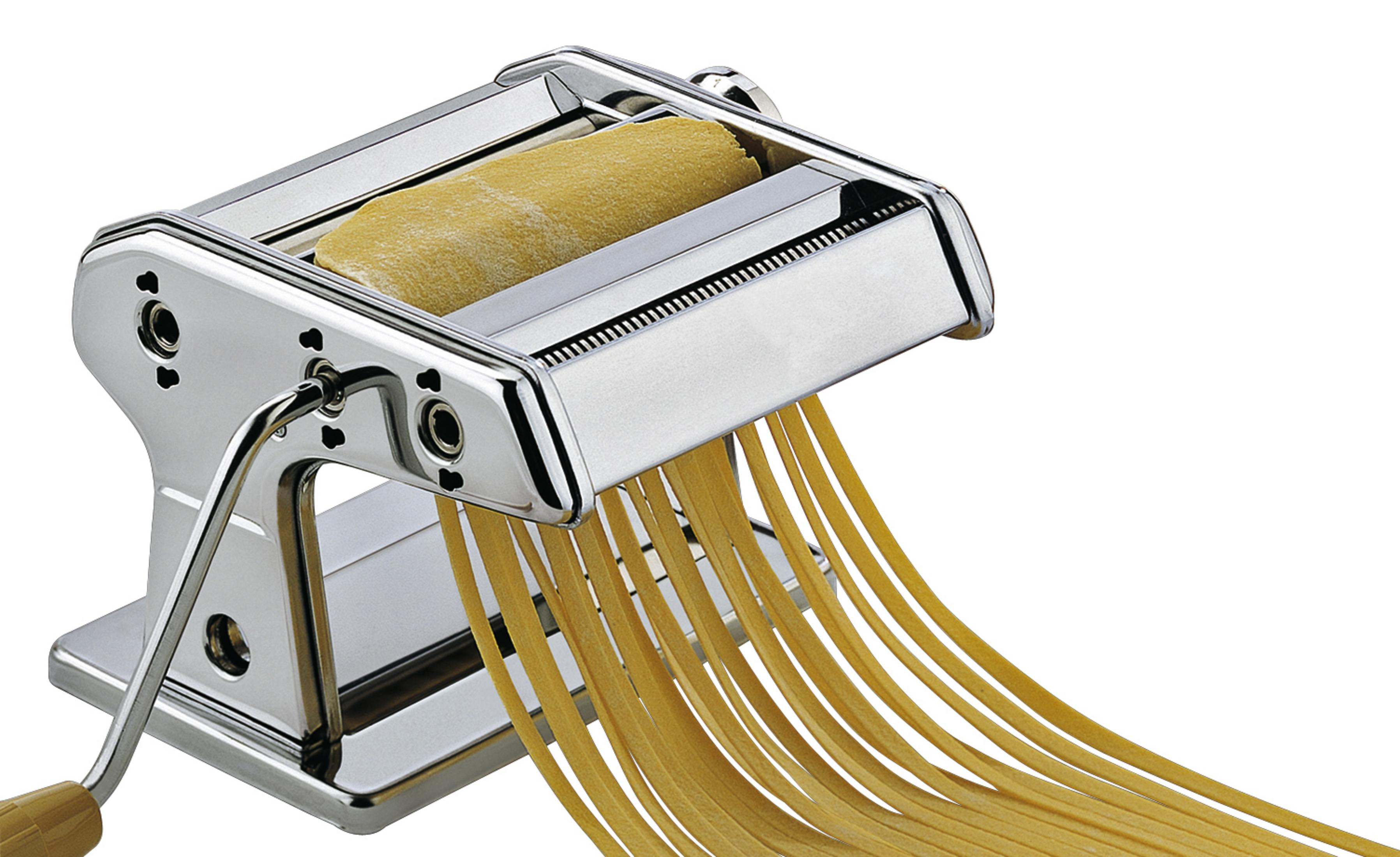 Machine à pâtes avec pâte enroulée, avec des pâtes fraîches qui sortent.