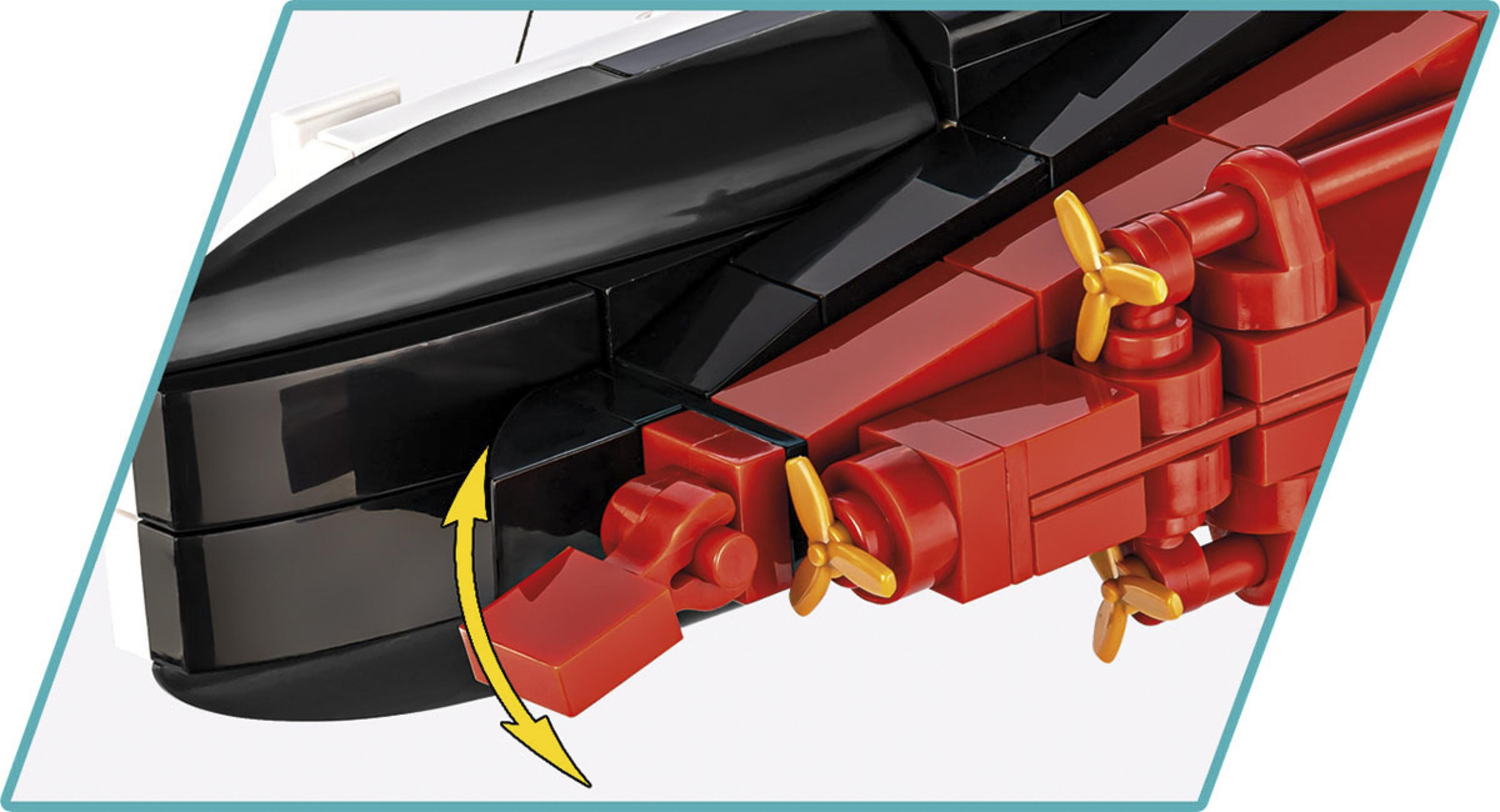 Zbliżenie rufy modelu zabawki Titanic ze śrubami napędowymi.