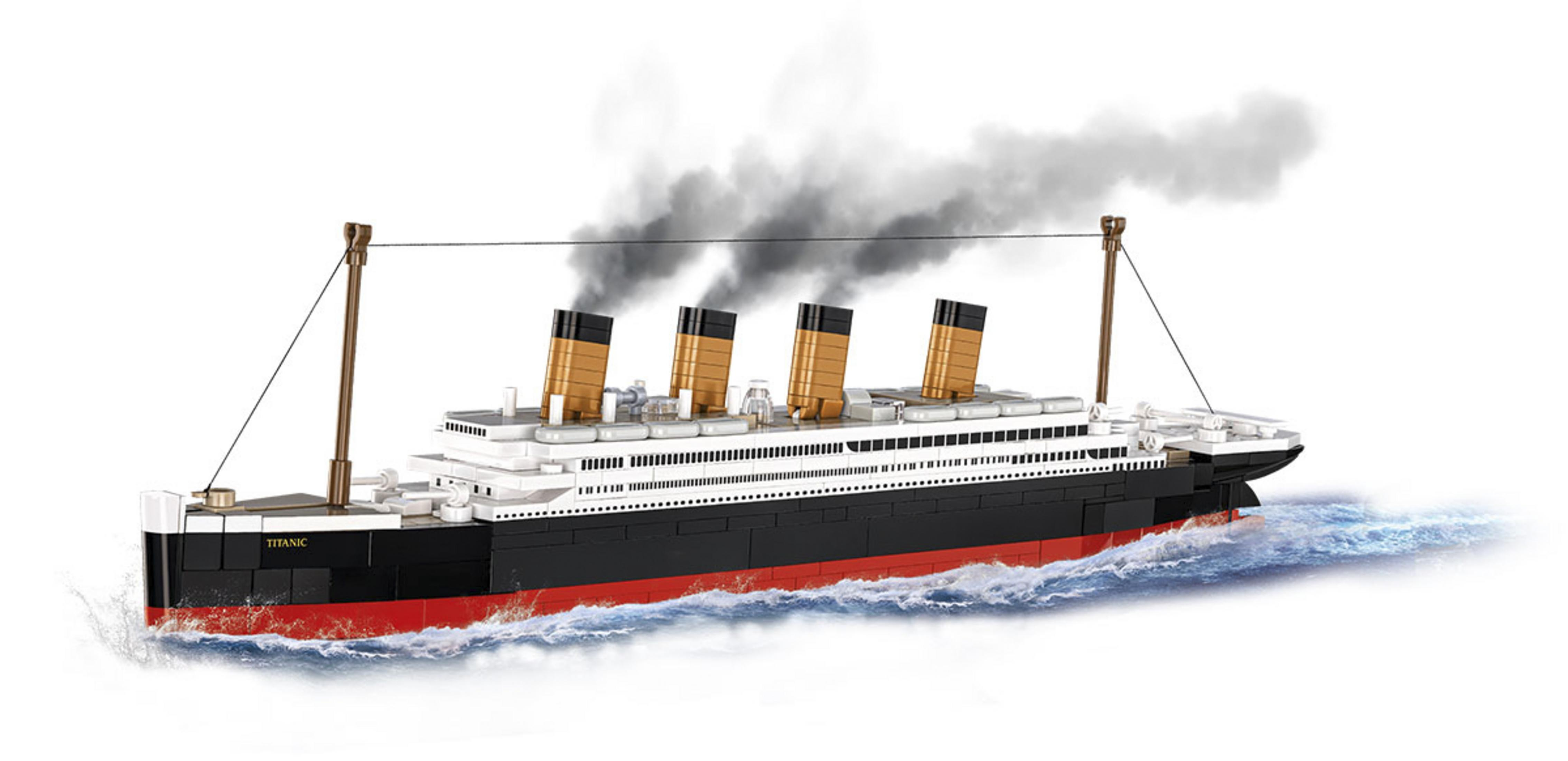 Zabawkowy model statku Titanic płynący po wodzie z dymem z kominów.