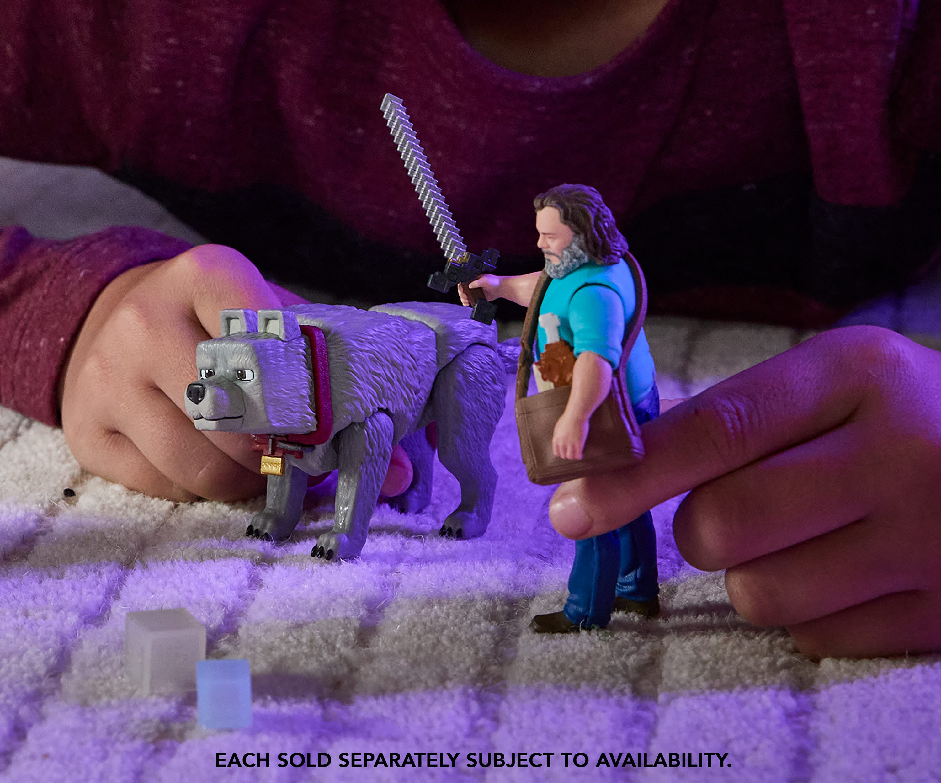 Una persona está jugando con un juego de juguetes con figuras y un animal parecido a un lobo. El fondo es morado.