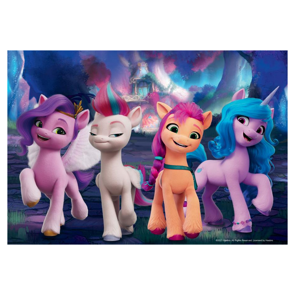 Quattro personaggi di My Little Pony in piedi insieme. Lo sfondo presenta una scena di foresta e acqua.