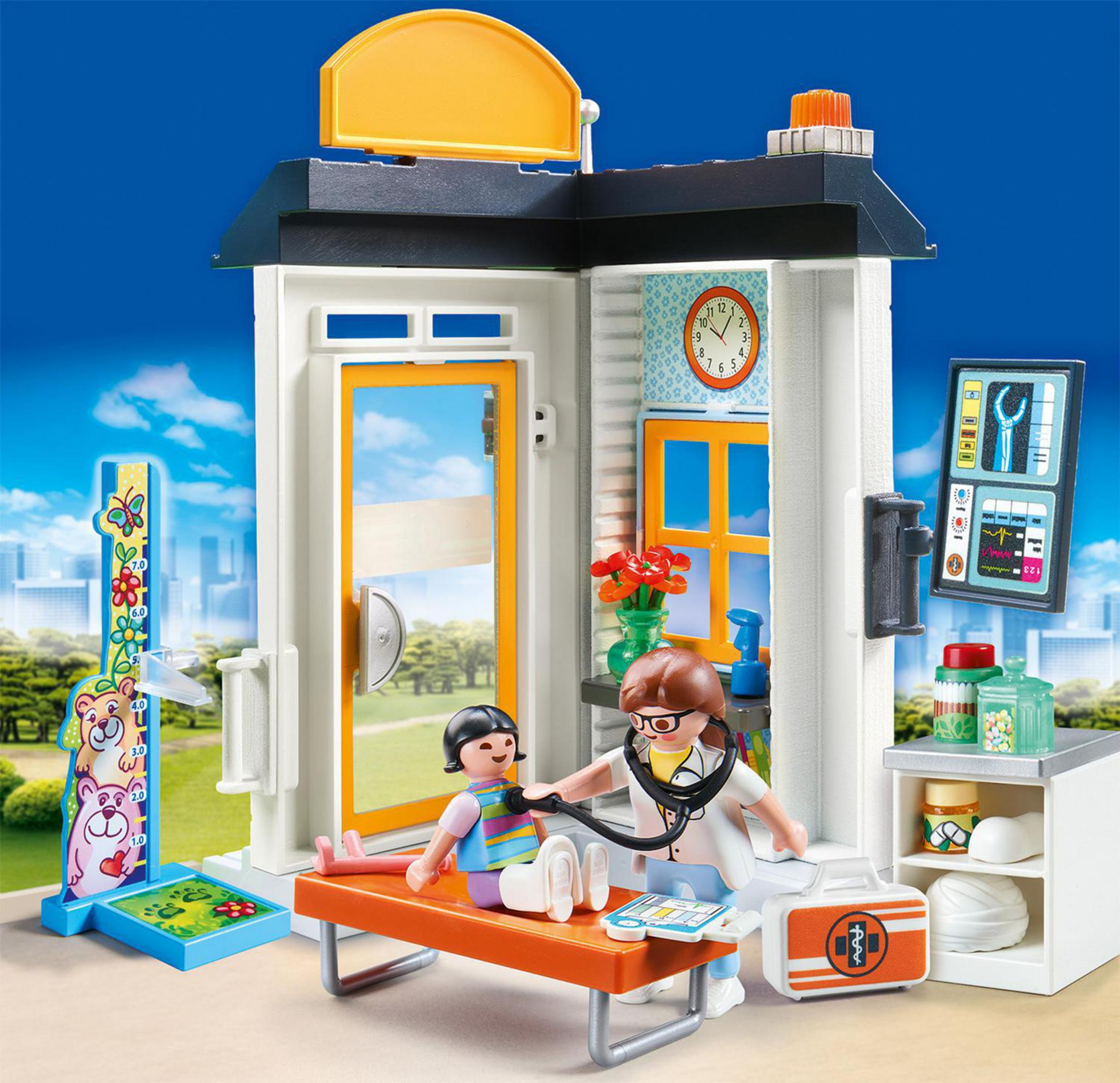 Set Playmobil représentant un cabinet médical. Un médecin examine une fille. Fond blanc.