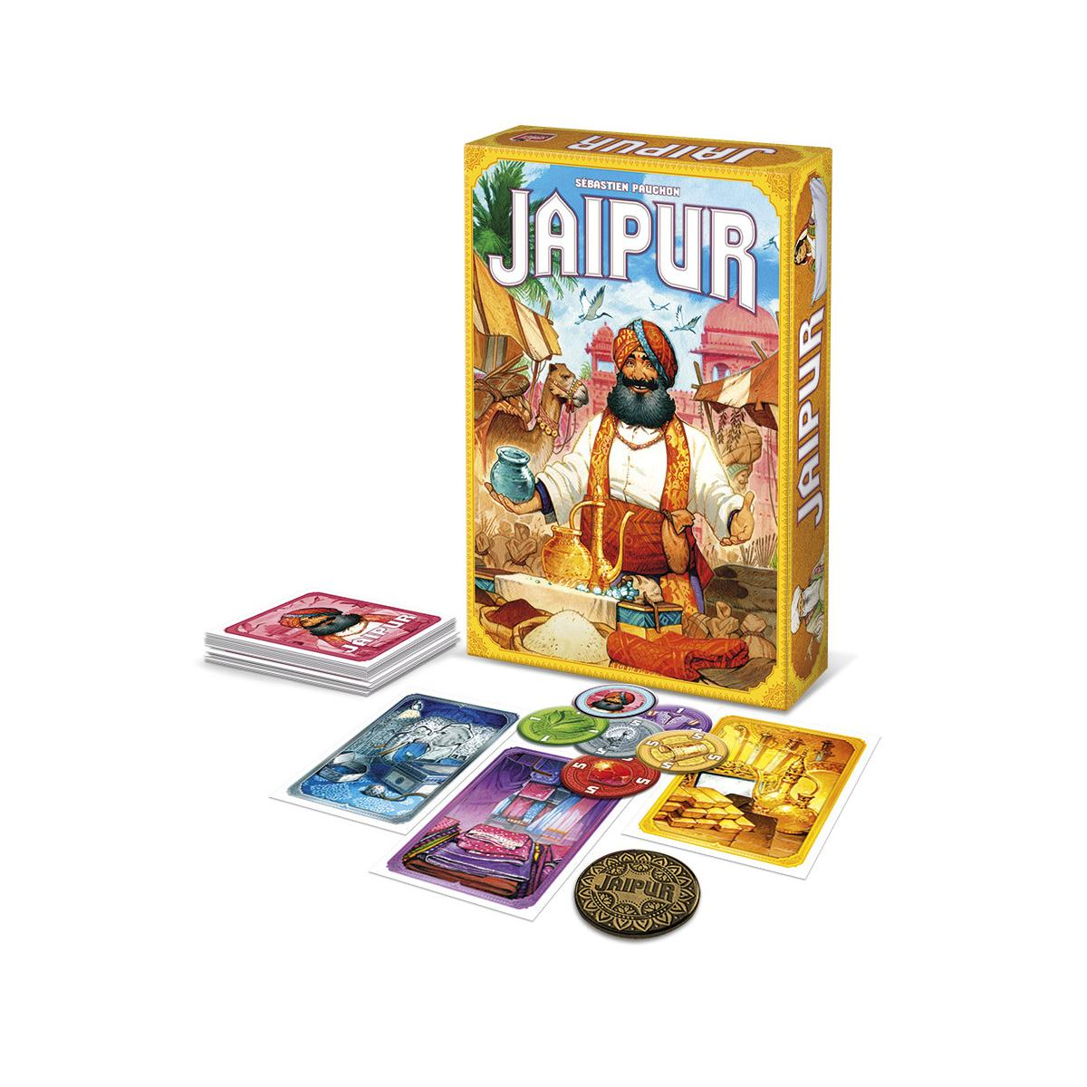 Pudełko i elementy gry planszowej Jaipur na białym tle. Pudełko przedstawia mężczyznę, wielbłądy i targ.