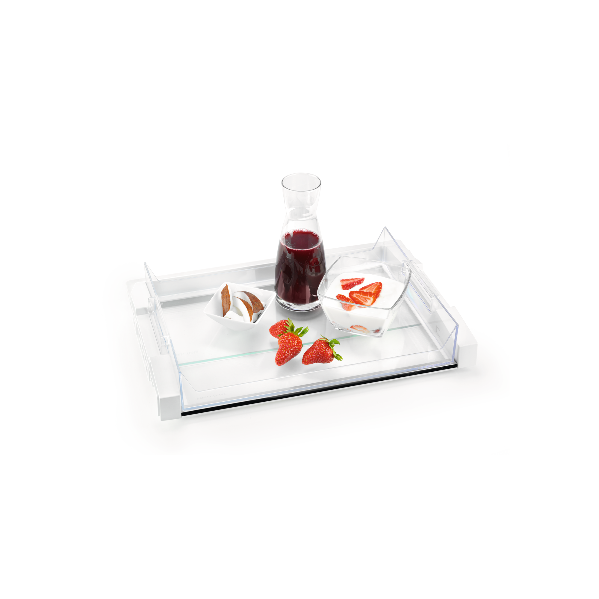 Taca ze szklaną wkładką z truskawkami, jogurtem z truskawkami i słoikiem z czerwonym płynem.