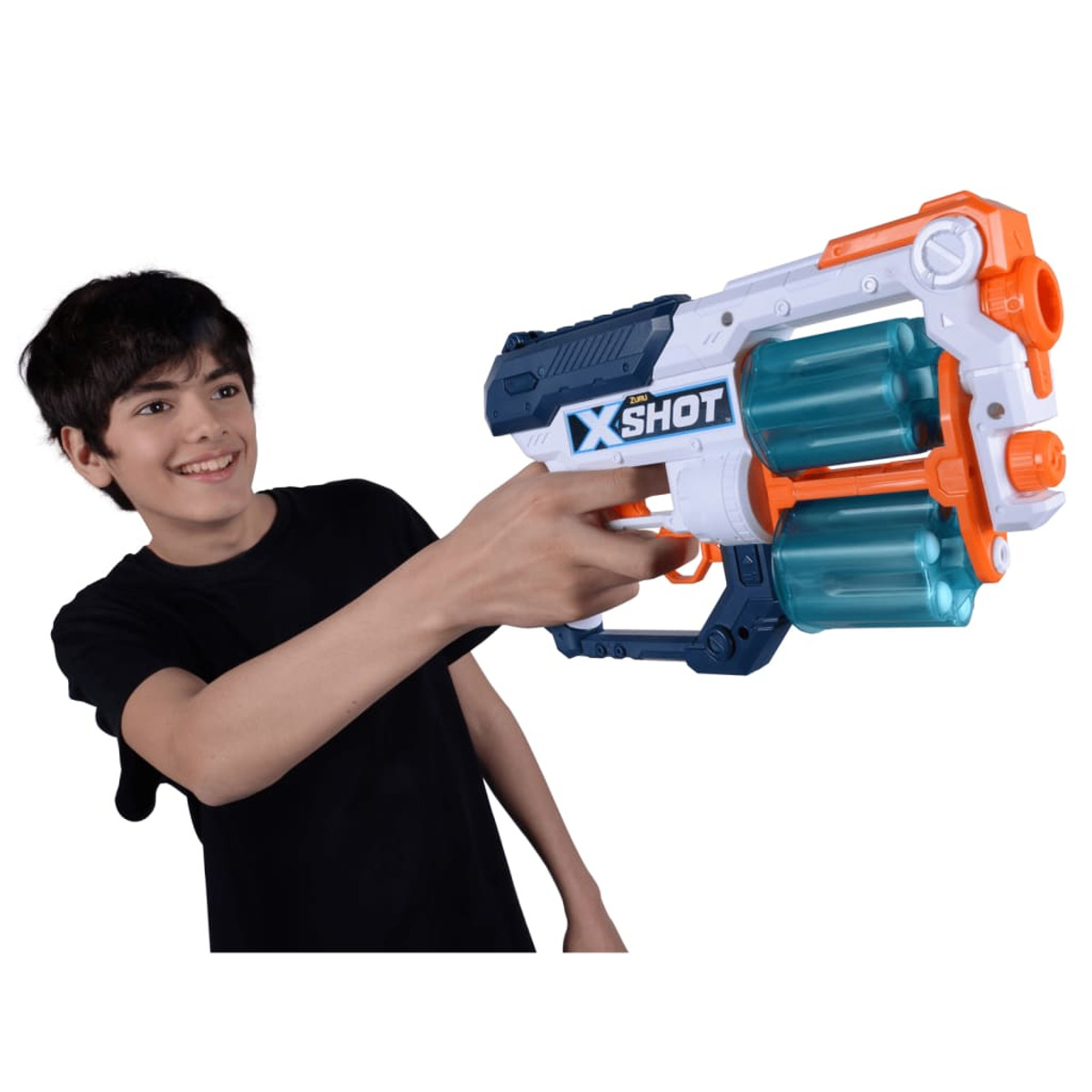 Junge hält eine weiße, blaue und orange X-Shot Spielzeugpistole und lächelt in die Kamera.