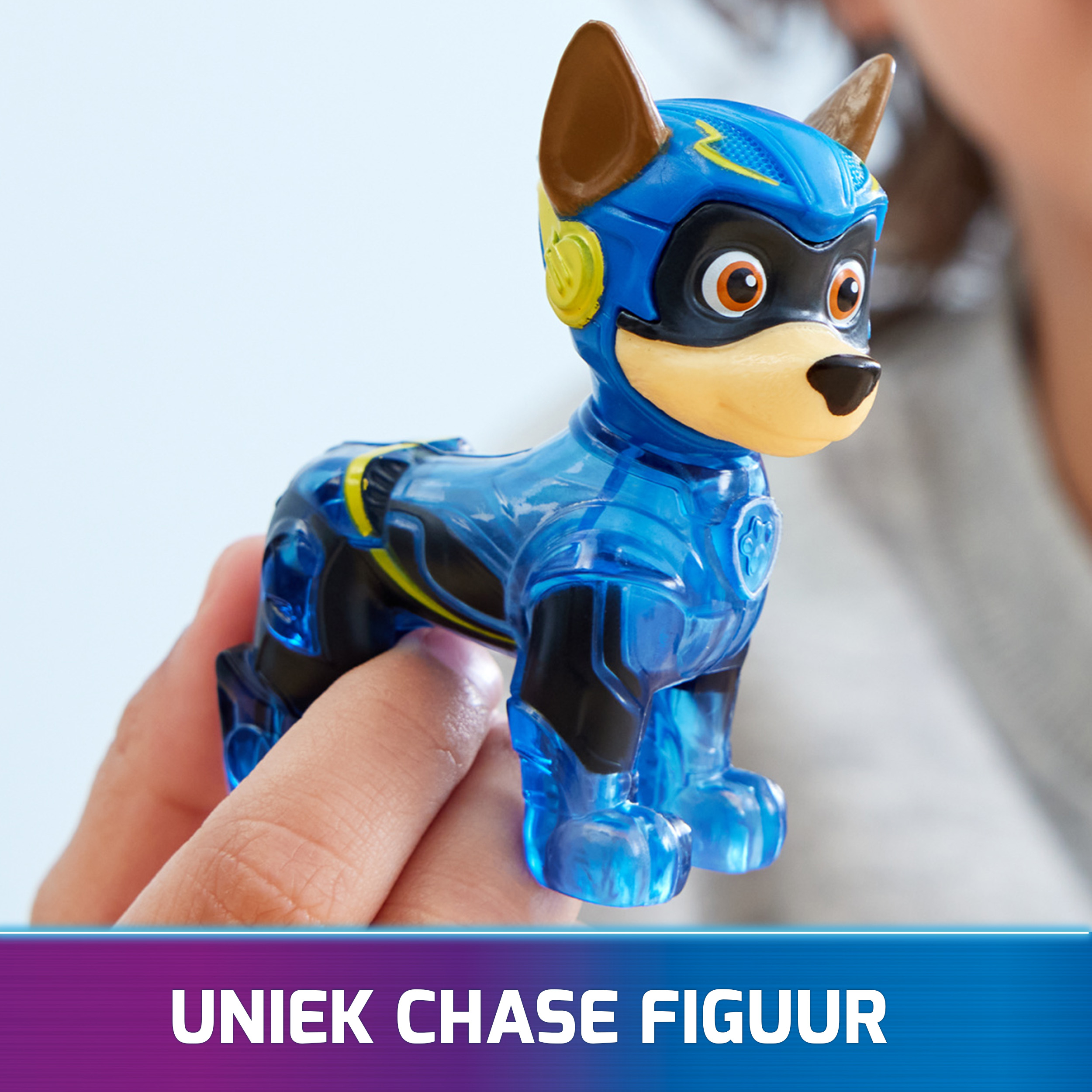Una figura de perro de juguete azul en un vehículo. El perro usa un atuendo azul. Texto: Figura Chase única.