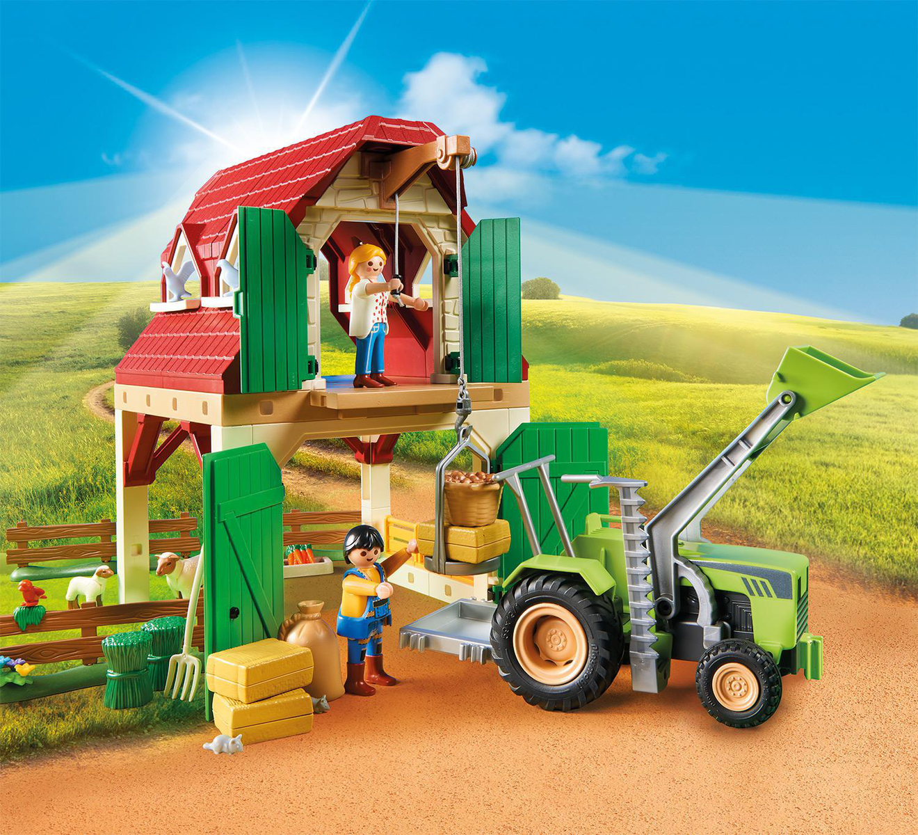 Set fattoria Playmobil con fienile, trattore e personaggi. Campi verdi e cielo soleggiato.