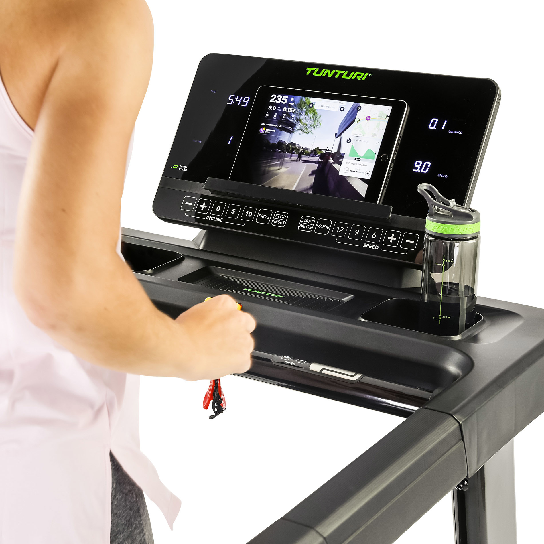 Een persoon gebruikt een zwarte Tunturi loopband. Er staat een tablet op de console met data.