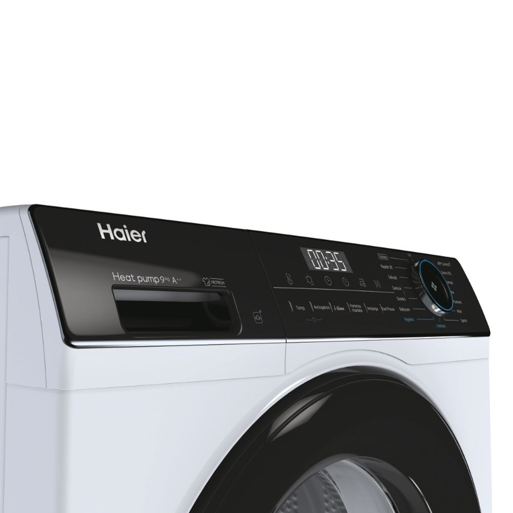 Primo piano del pannello di controllo dell'asciugatrice Haier. Il pannello è nero. L'asciugatrice è bianca. Display e pulsanti sono visibili.