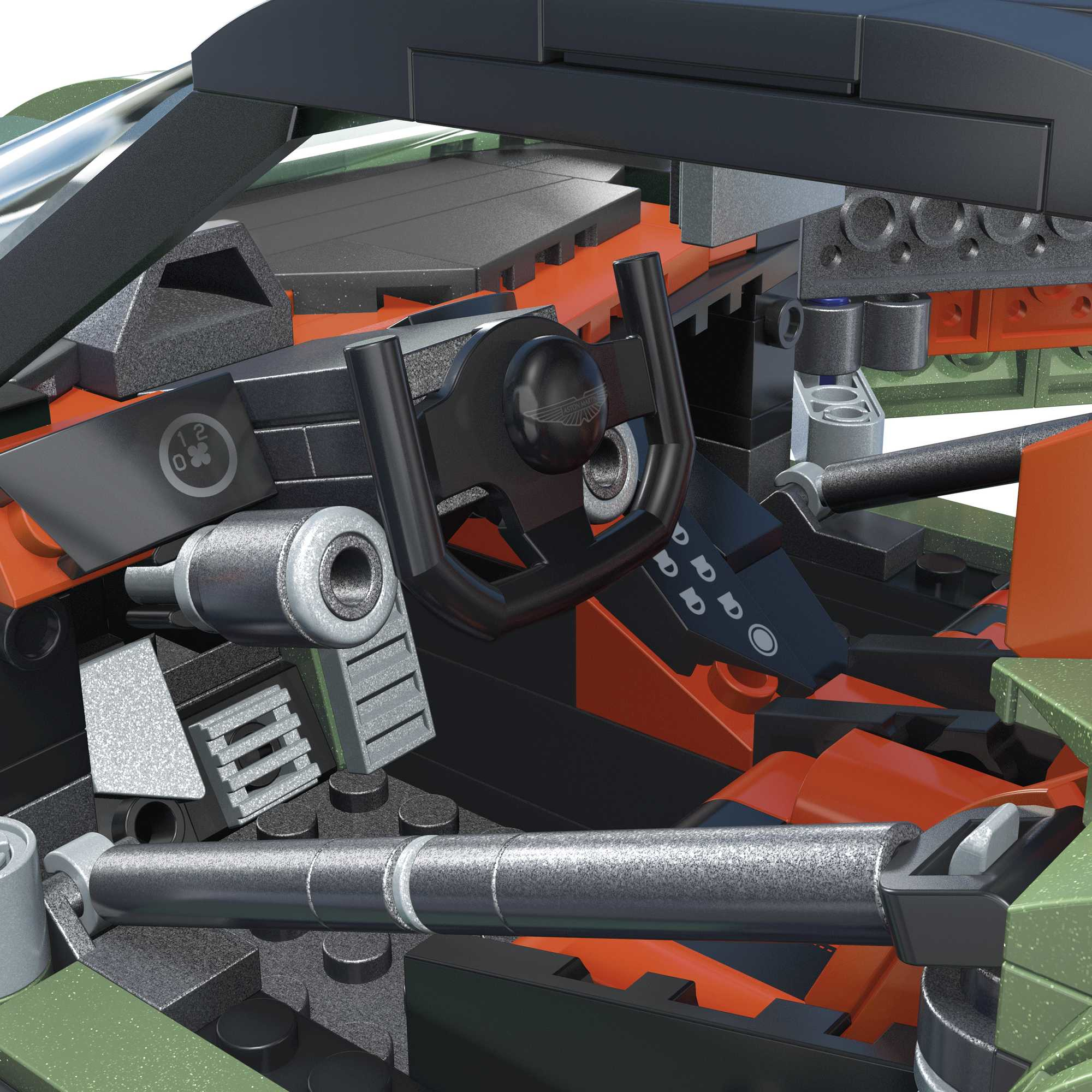 Szczegół wnętrza samochodu Lego. Czarna kierownica, pomarańczowe i czarne akcenty.