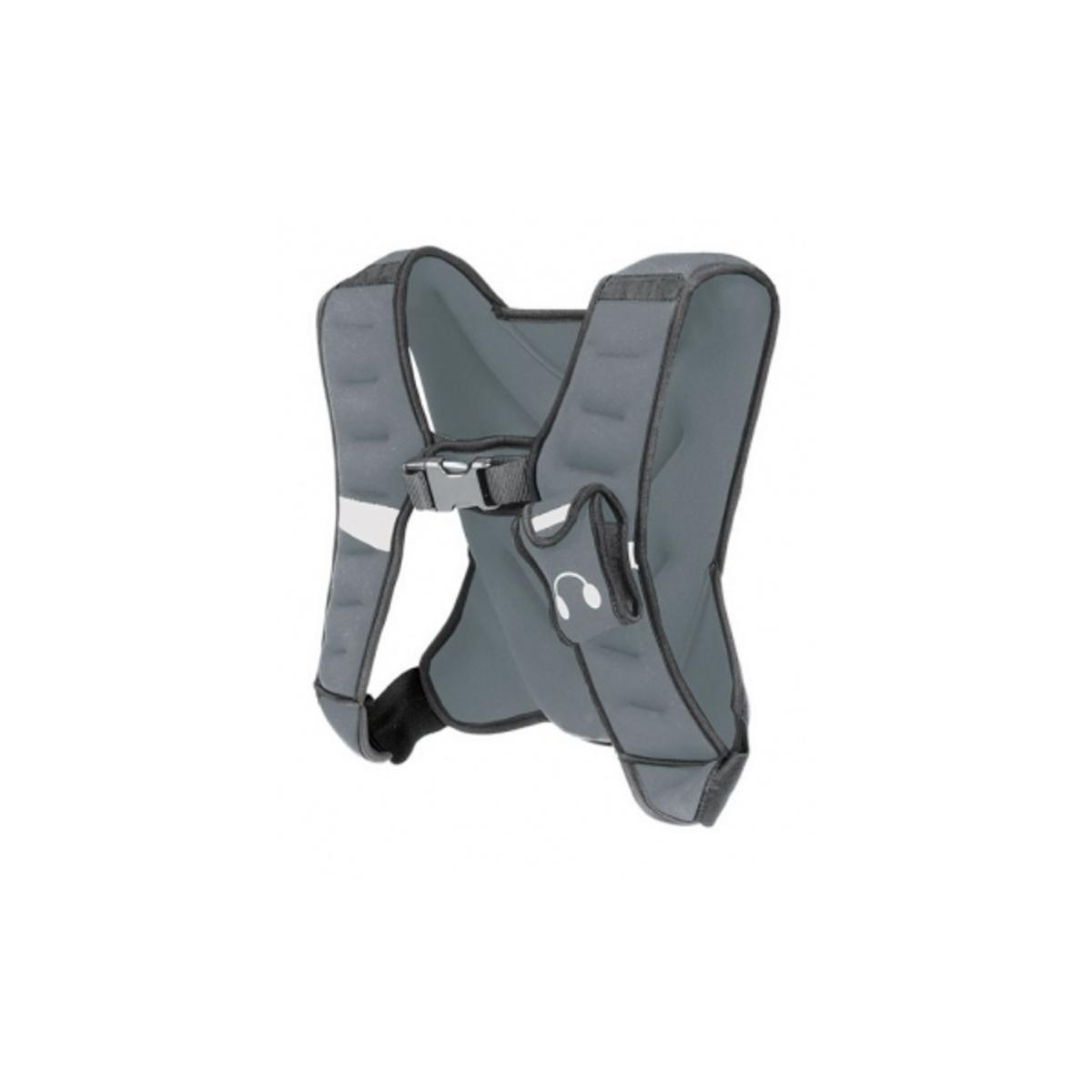 Szary nosidełko dla dziecka, widok z przodu. Regulowane paski i widoczna klamra. Biała metka po lewej stronie.