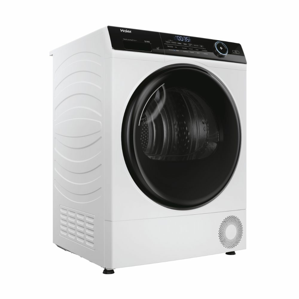 Ein weißer Haier Trockner mit schwarzer Tür. Die Maschine ist angewinkelt und zeigt die Vorder- und Seitenansicht.