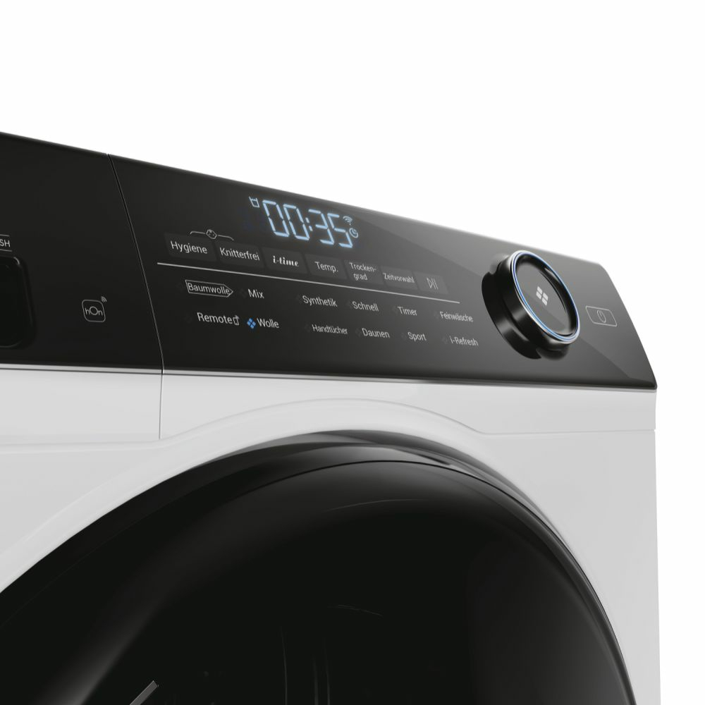 Nahaufnahme des Bedienfelds einer weiß-schwarzen Waschmaschine mit Digitalanzeige.