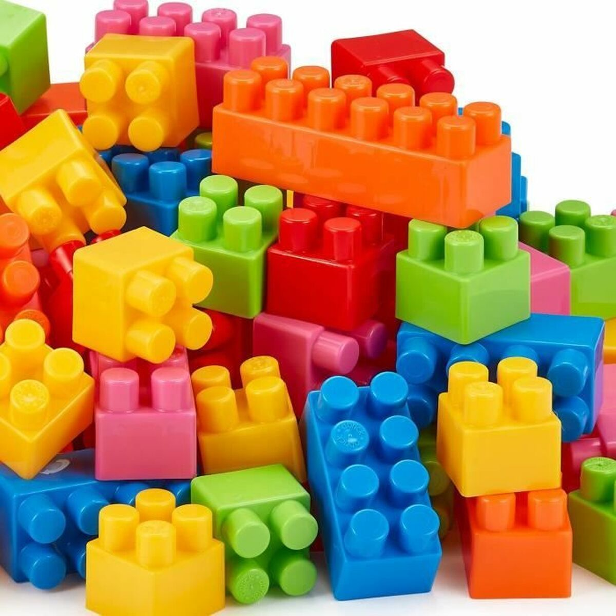 Pila di blocchi colorati di varie forme e dimensioni. Colori vivaci e giocosi.