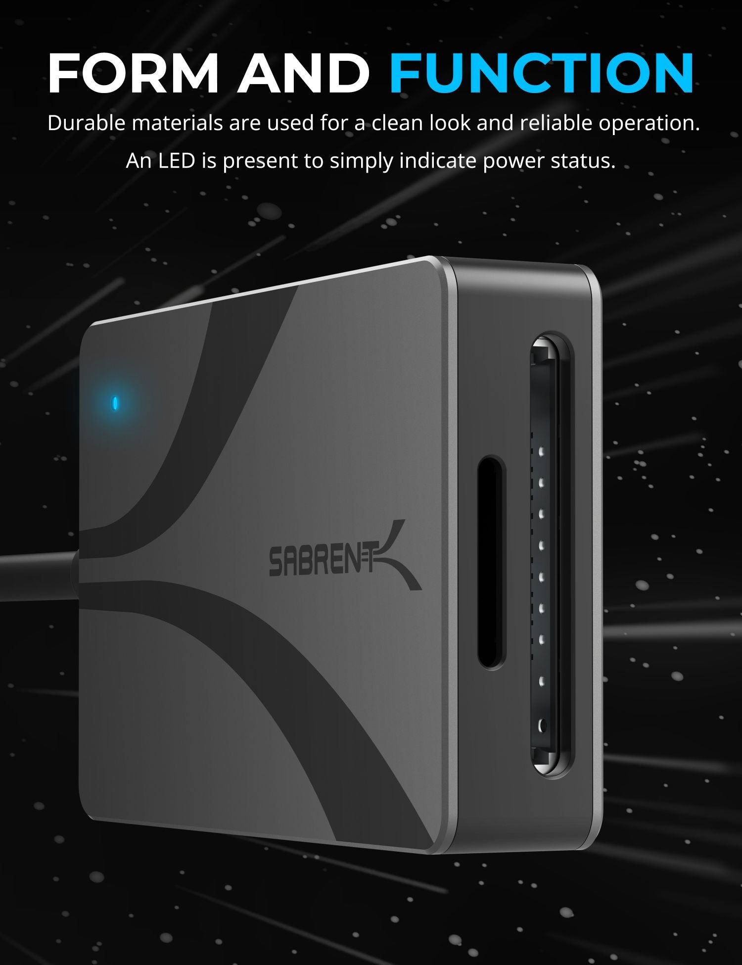 Schwarzer Kartenleser mit blauer LED, der Text "SABRENT". Der Hintergrund ist ein dunkles, verschwommenes Bild.