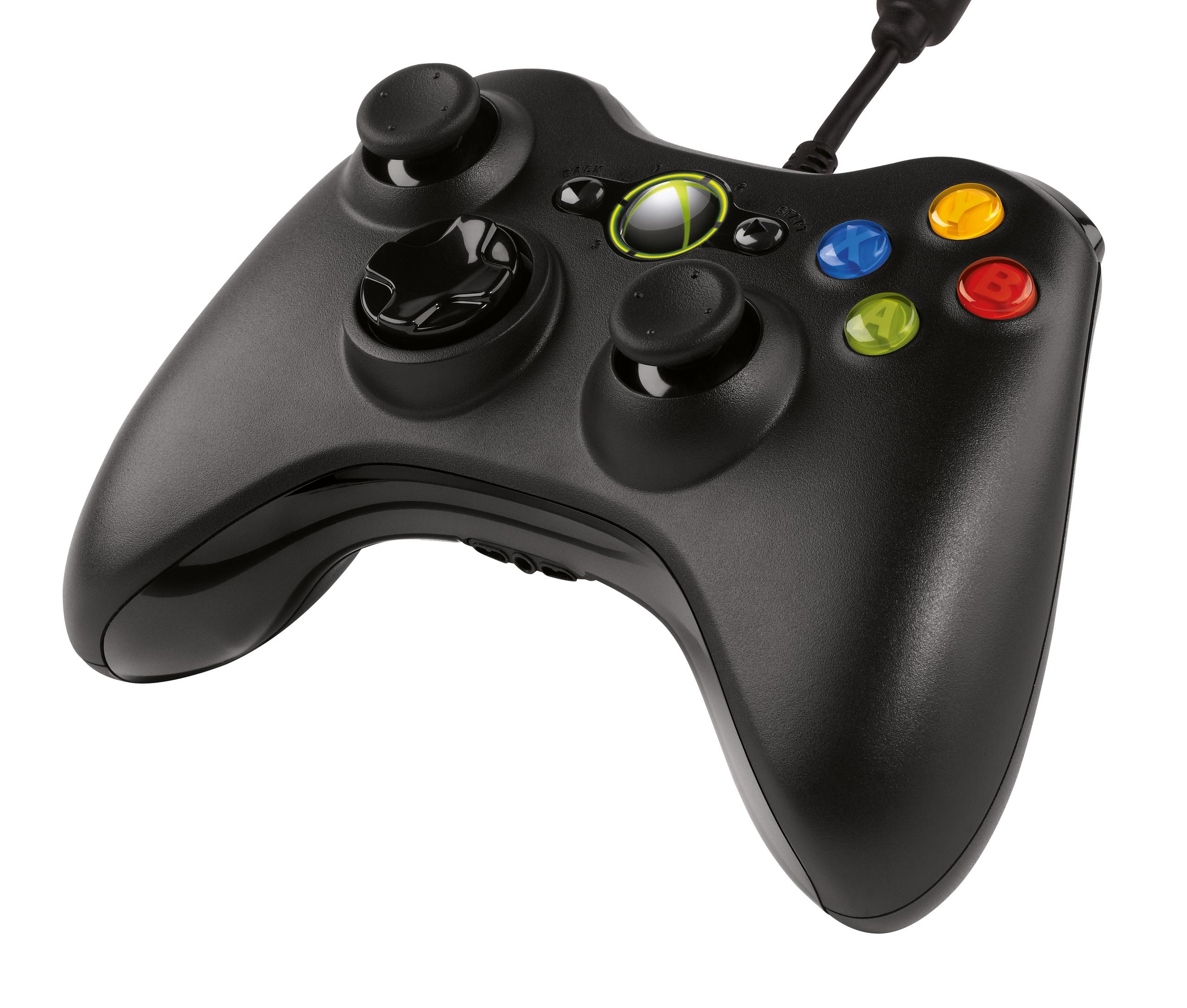 Schwarzer Xbox-Controller mit Knöpfen und Analogsticks, ein Kabel ist befestigt.