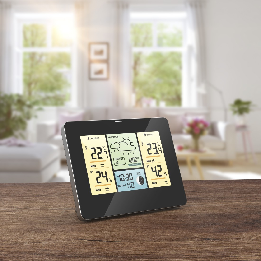 Scena w salonie ze stacją pogodową na drewnianym stole. Zawiera sofę i okno.