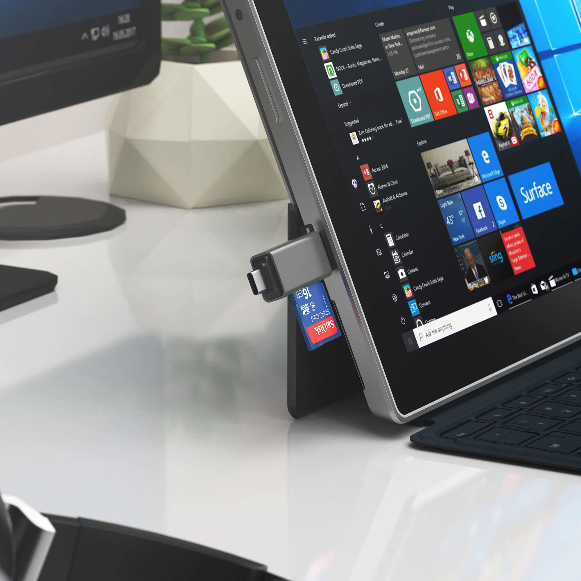 Tablet mit USB-Adapter, in den eine Sandisk SD-Karte eingesetzt ist.