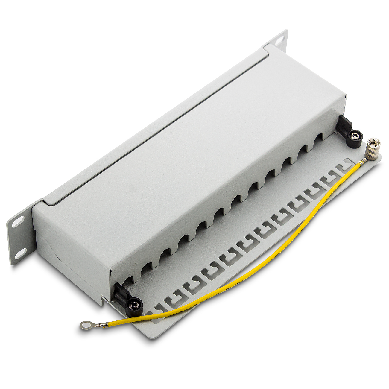 Graues Patchpanel mit gelbem Erdungskabel und Befestigungslöchern, auf weißem Hintergrund.