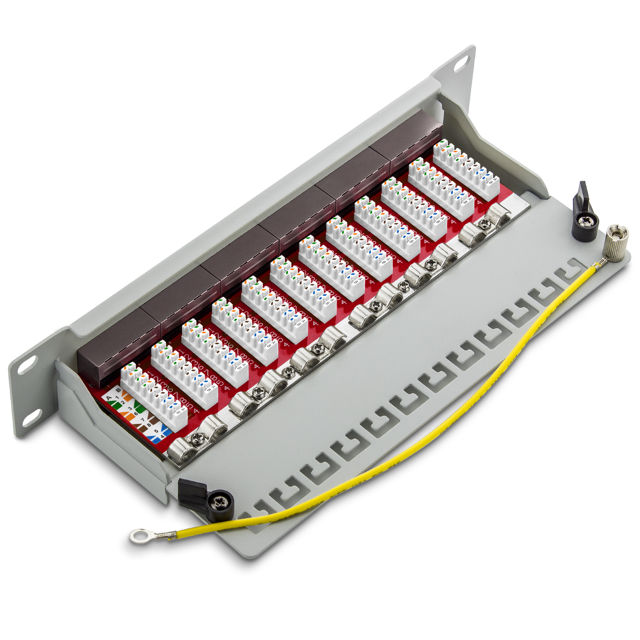 Graues Patchpanel mit mehreren RJ45-Anschlüssen, gelbem Erdungskabel und weißem Hintergrund.