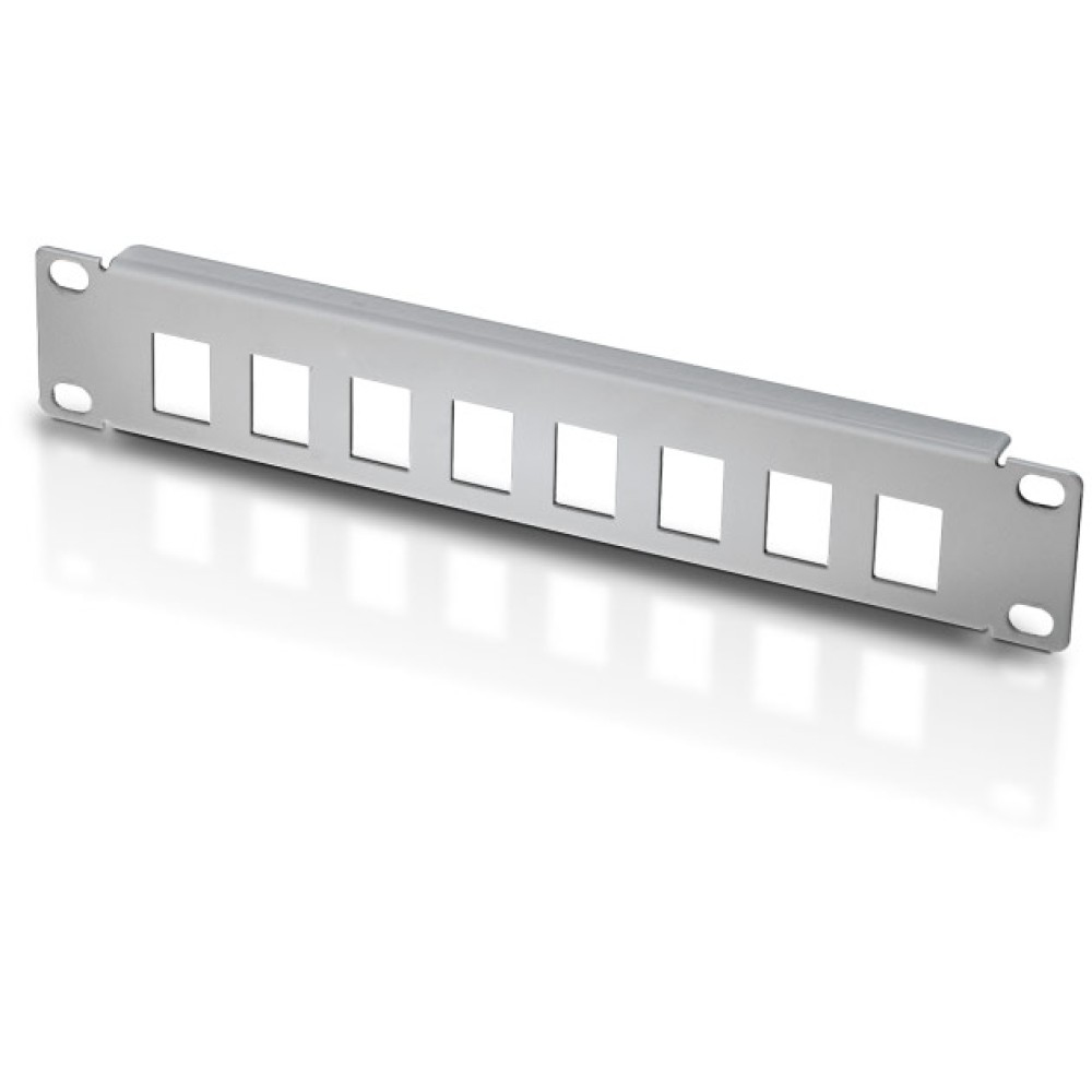 Un pannello rack argentato con otto fori quadrati su sfondo bianco.