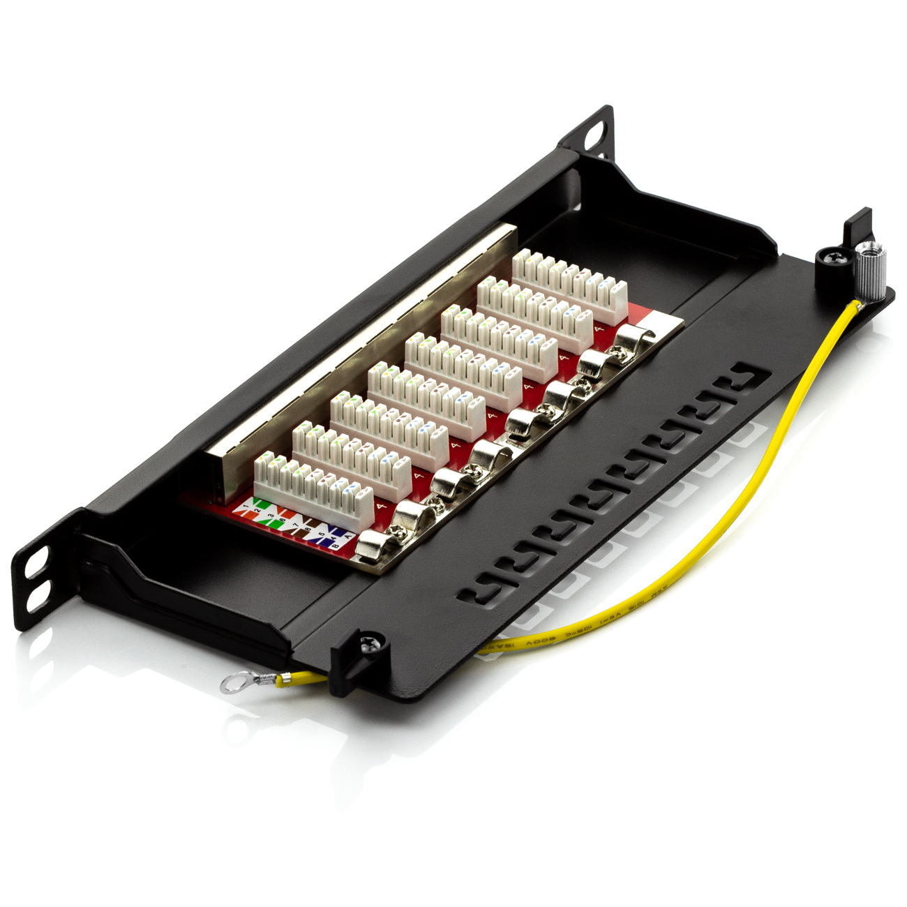 Schwarzes Netzwerk-Patchpanel mit weißen RJ45-Anschlüssen. Ein gelbes Kabel ist angeschlossen, auf weißem Grund.