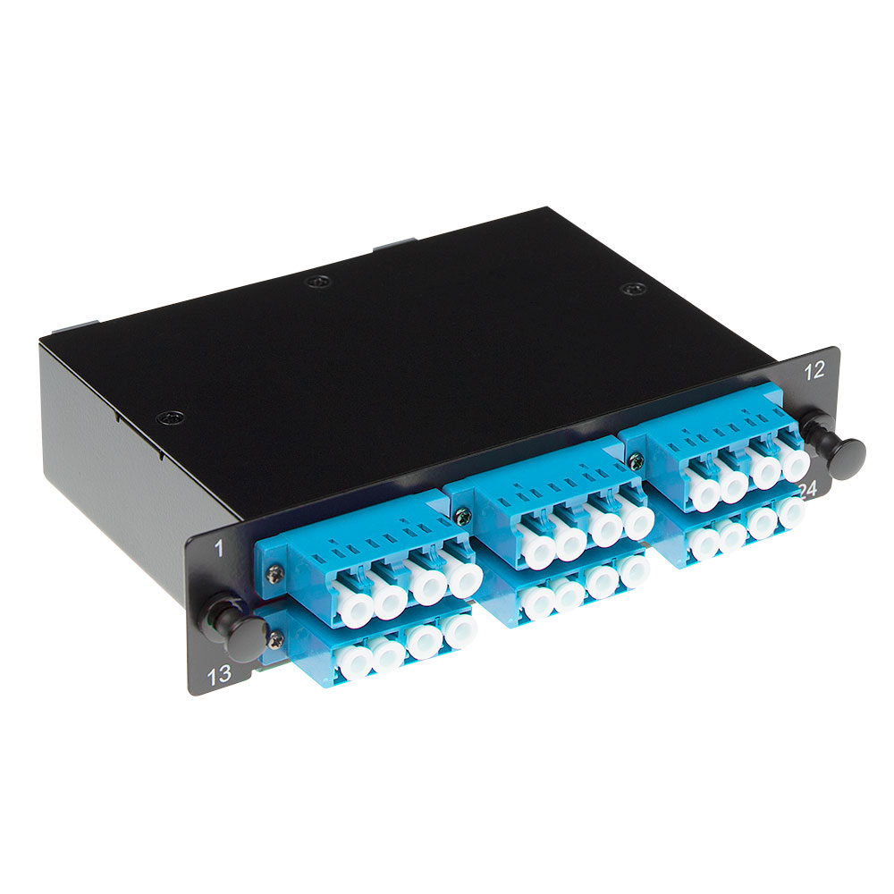 Pannello di permutazione in fibra ottica di rete nero con connettori blu e bianchi. Sfondo bianco.