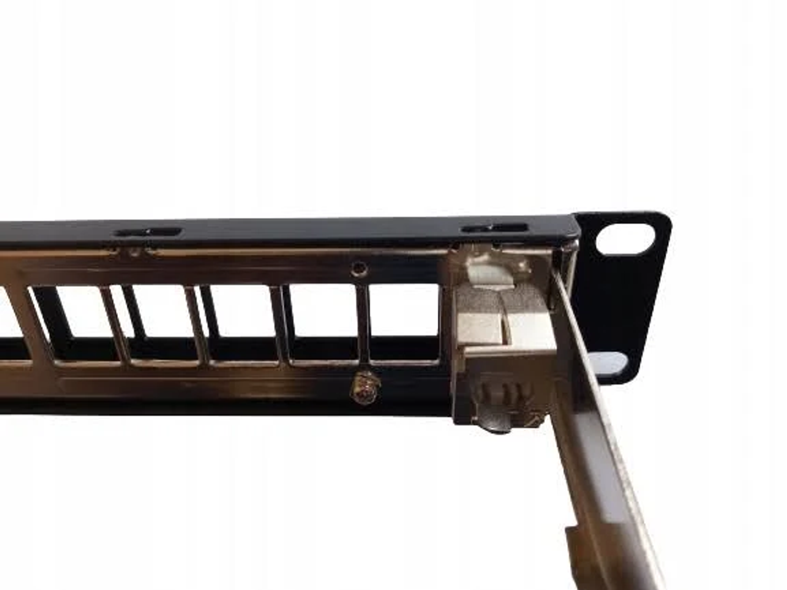 Ein Rack-Mount mit mehreren offenen Steckplätzen. Schwarz mit silbernen Details. Weißer Hintergrund.