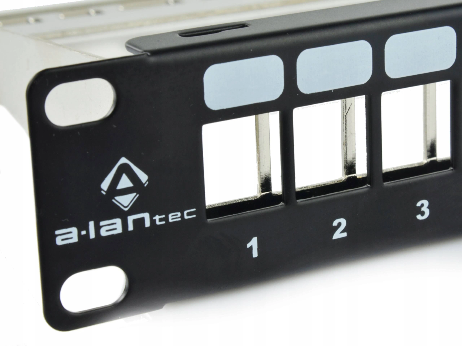 Ein Rack-Mount mit drei offenen Steckplätzen. Weißer Text auf der Vorderseite. Weißer Hintergrund.