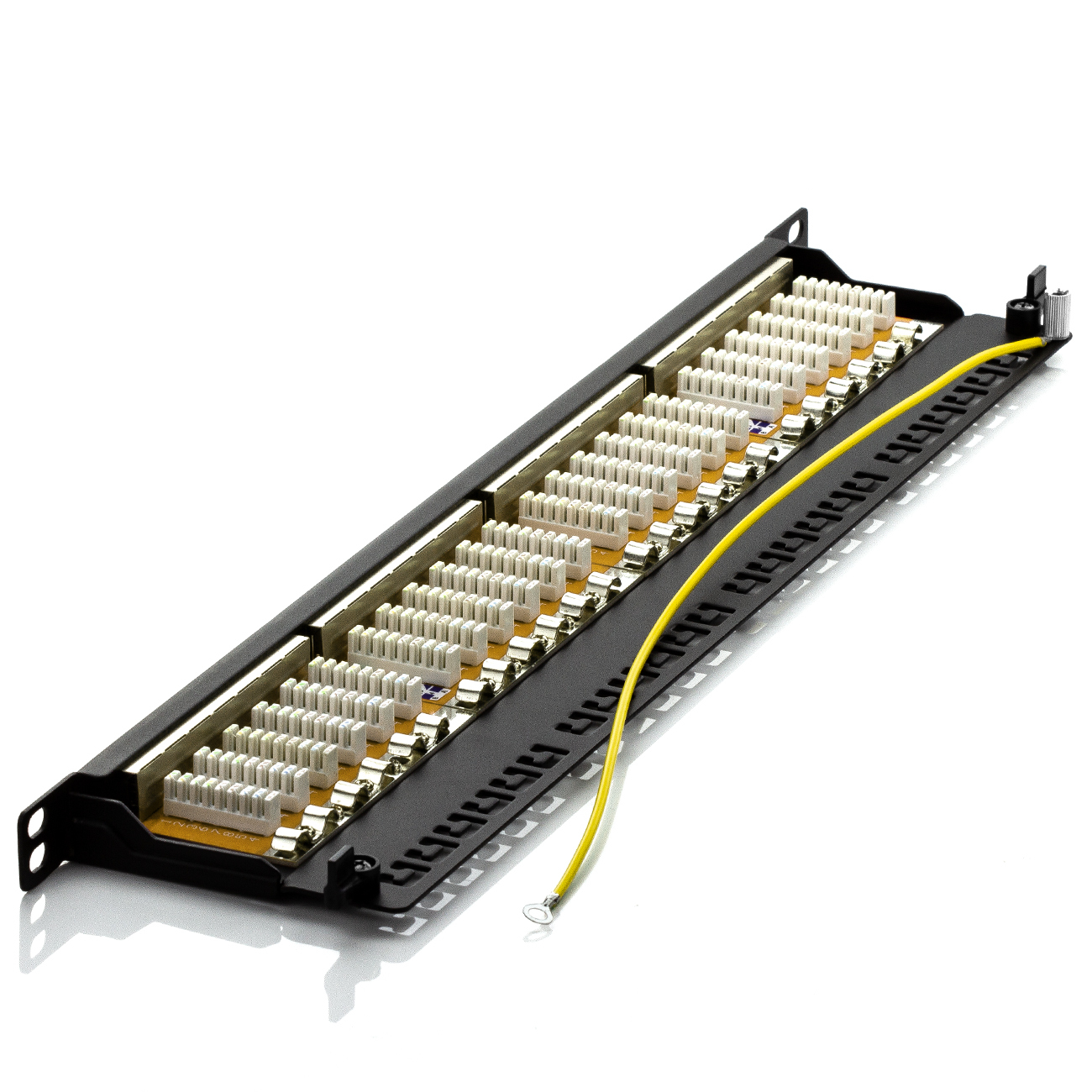 Netzwerk-Patchfeld mit RJ45-Anschlüssen und Kabeln. Schwarzes Panel, gelbes Kabel.