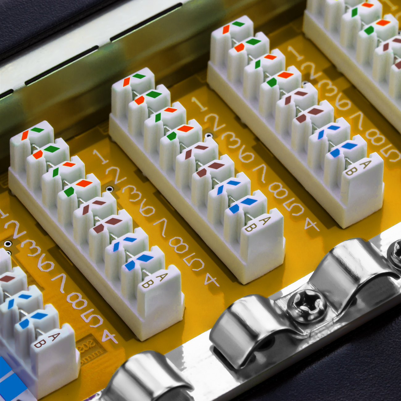 Nahaufnahme eines Netzwerk-Patchpanels mit RJ45-Anschlüssen. Kabel sind eingesteckt.