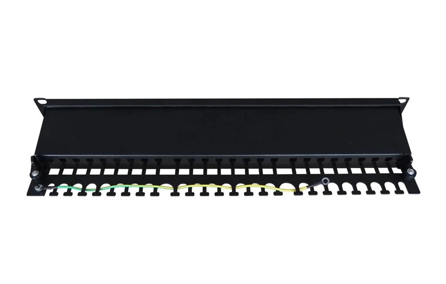 Czarny panel krosowniczy z gniazdami na kable sieciowe. Widoczne zielone i żółte przewody.