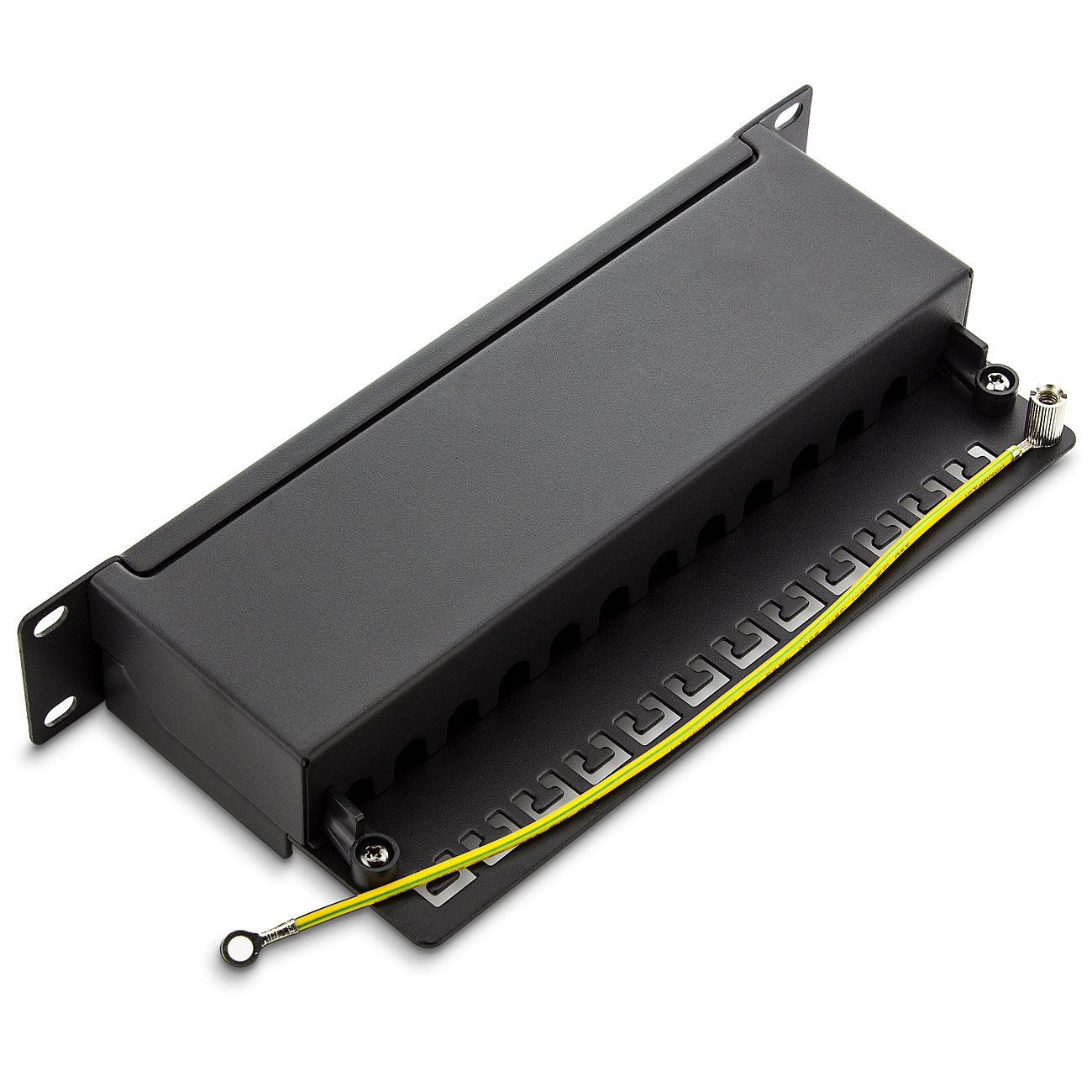 Schwarzes Patchpanel mit gelbem Erdungskabel. Es hat eine schwarze Abdeckung und mehrere Anschlüsse. Weißer Hintergrund.