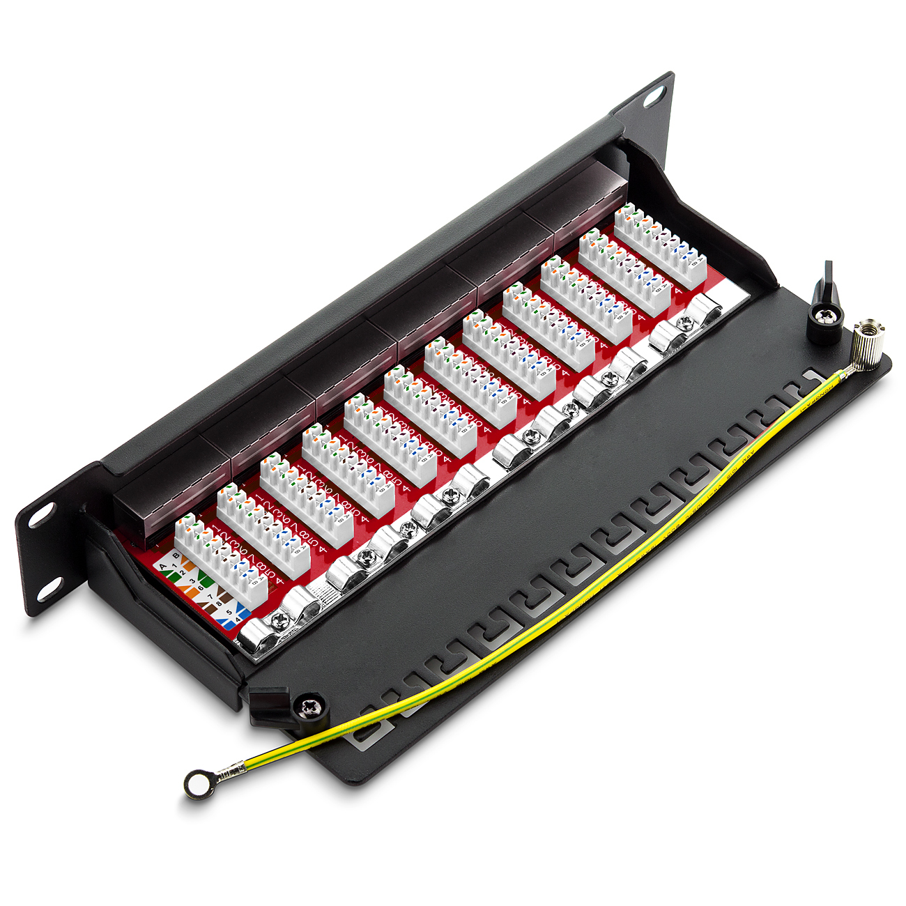 Schwarzes Patchpanel mit 12 Ports. Weiße Anschlüsse auf roter Platine. Gelbes Kabel angebracht.
