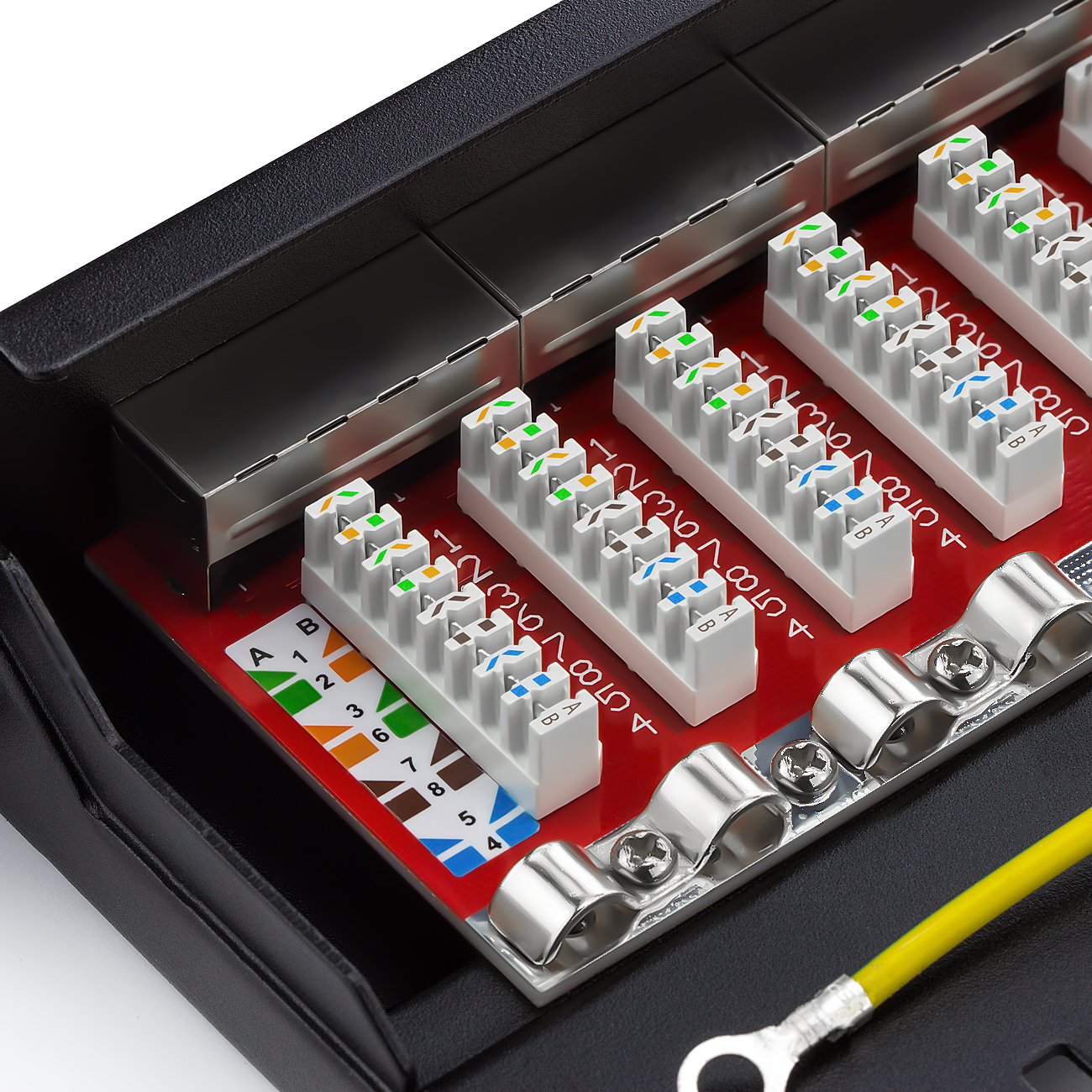 Nahaufnahme der internen Komponenten eines Patchpanels. Enthält Anschlüsse, Verkabelung und Befestigungsteile. Rotes Board.