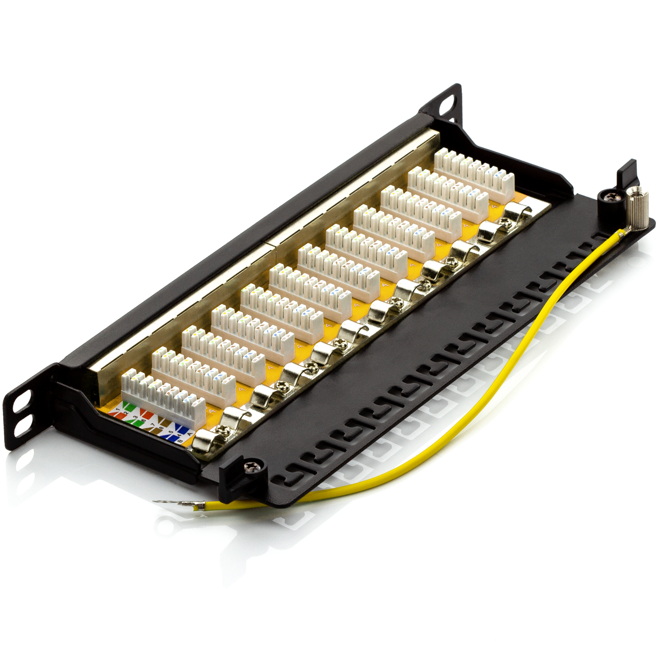 Schwarz-weißes Netzwerk-Patchfeld mit vielen Ports und gelbem Kabel.