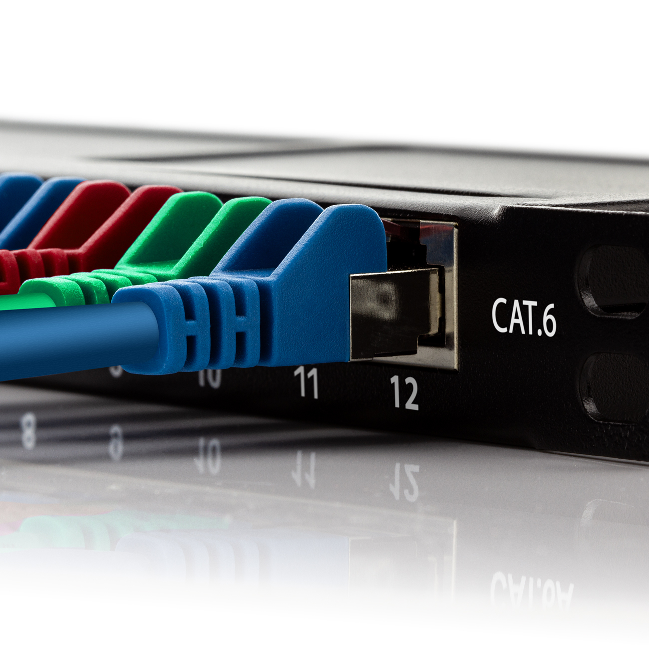 Nahaufnahme eines Netzwerk-Switches mit bunten Ethernet-Kabeln. Das CAT.6-Etikett ist sichtbar.