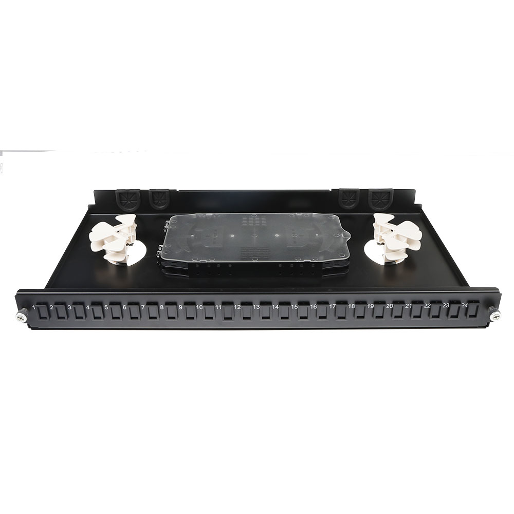 Un pannello di permutazione nero con 24 porte numerate. Ha un pannello trasparente e due connettori bianchi.