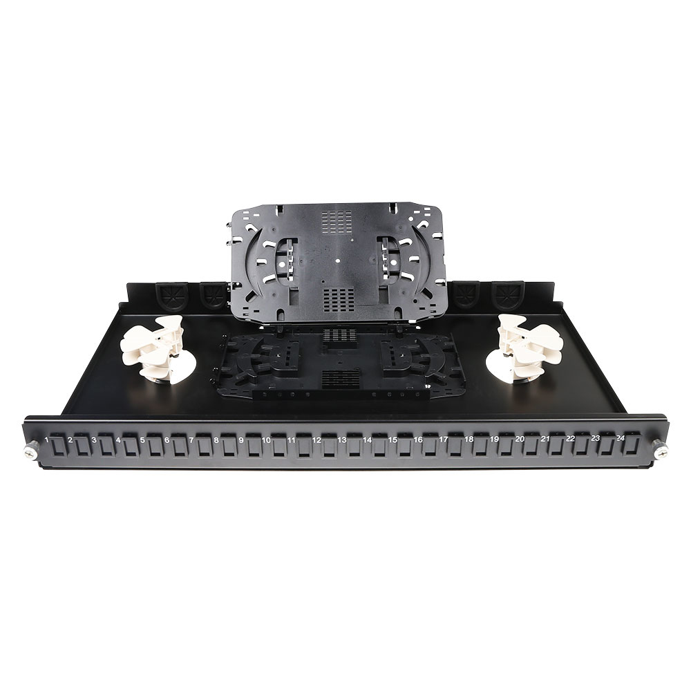 Un pannello di metallo nero con porte numerate e connettori bianchi, progettato per connessioni in fibra ottica.