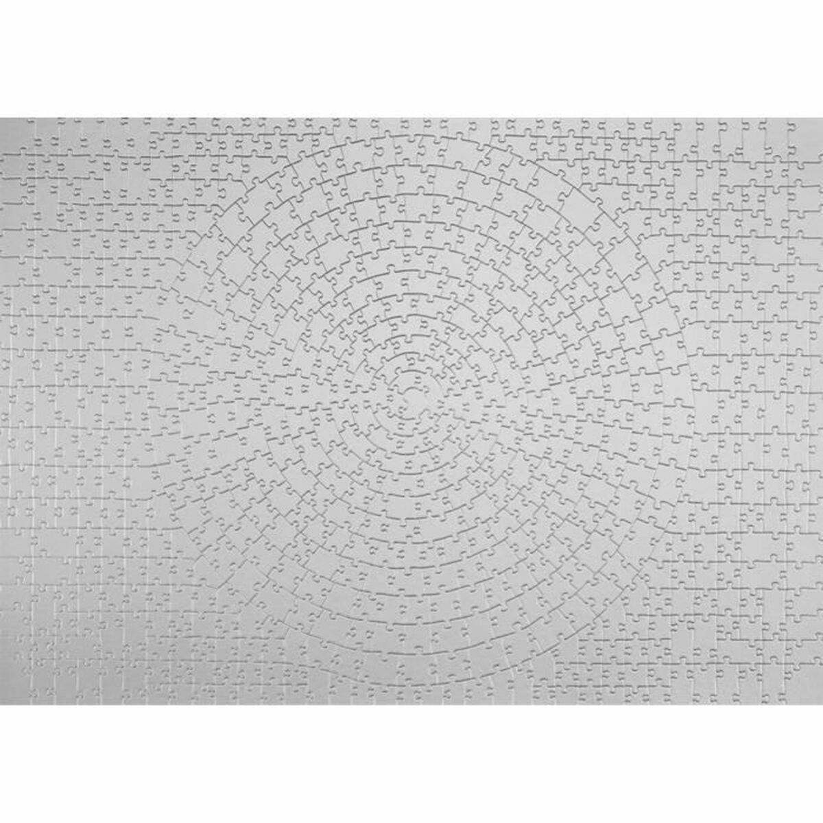 Złożone puzzle. Jest to wzór kołowy i jest cały biały i szary.