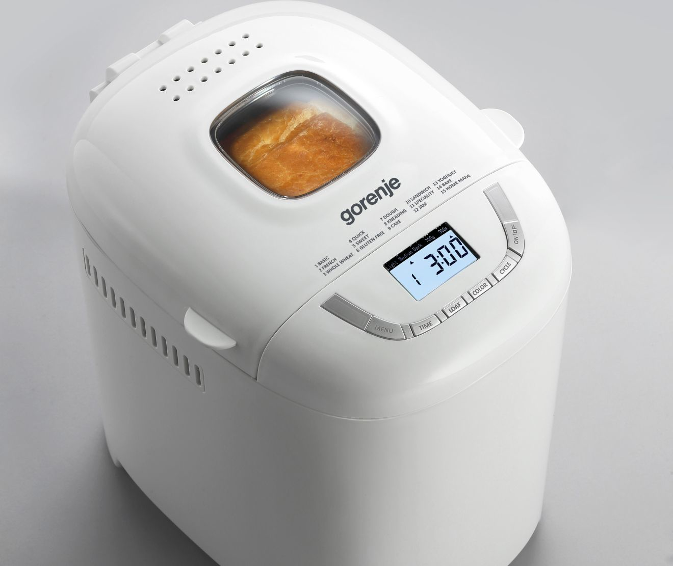 Biała maszyna do pieczenia chleba z chlebem. Wyświetlacz pokazuje czas.
